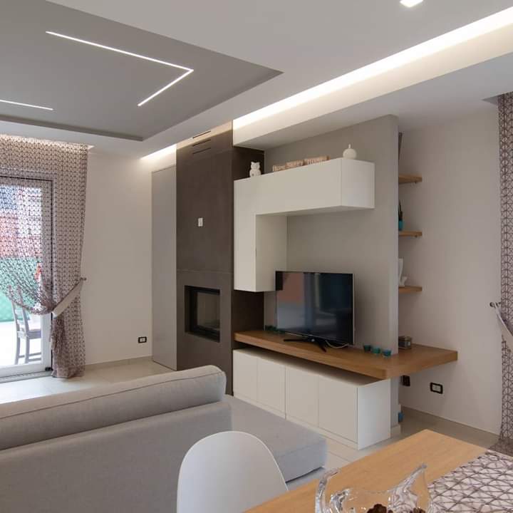 Un soggiorno con divano e tv a schermo piatto