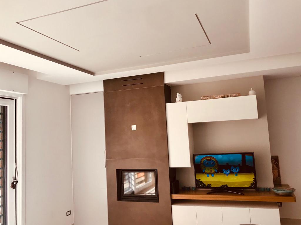 Un soggiorno con camino e tv a schermo piatto