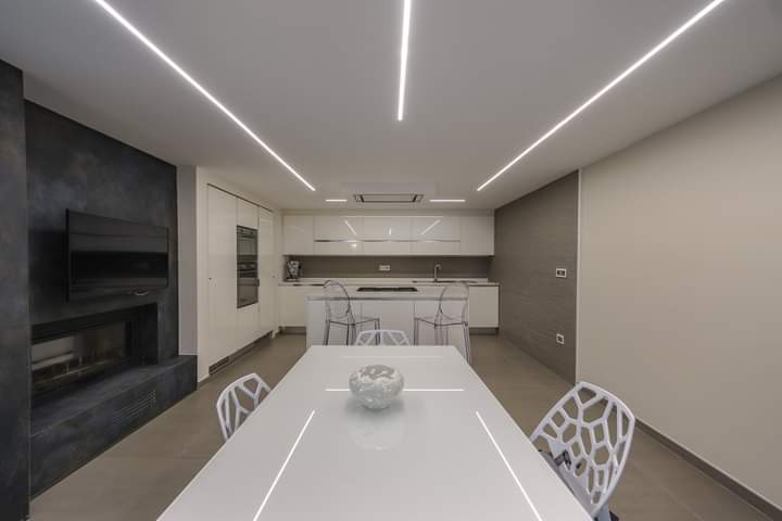 Una cucina con tavolo e sedie e un camino