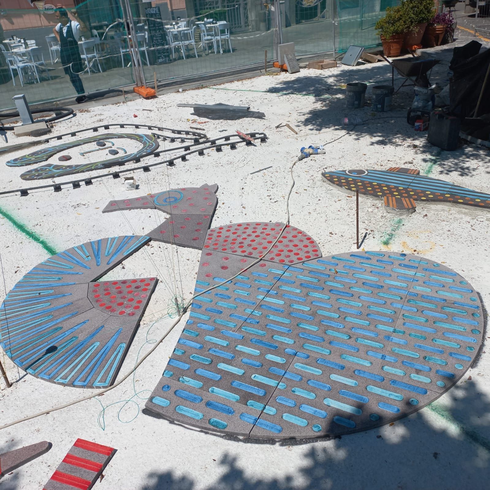 Un tetto con un sacco di opere d'arte sopra