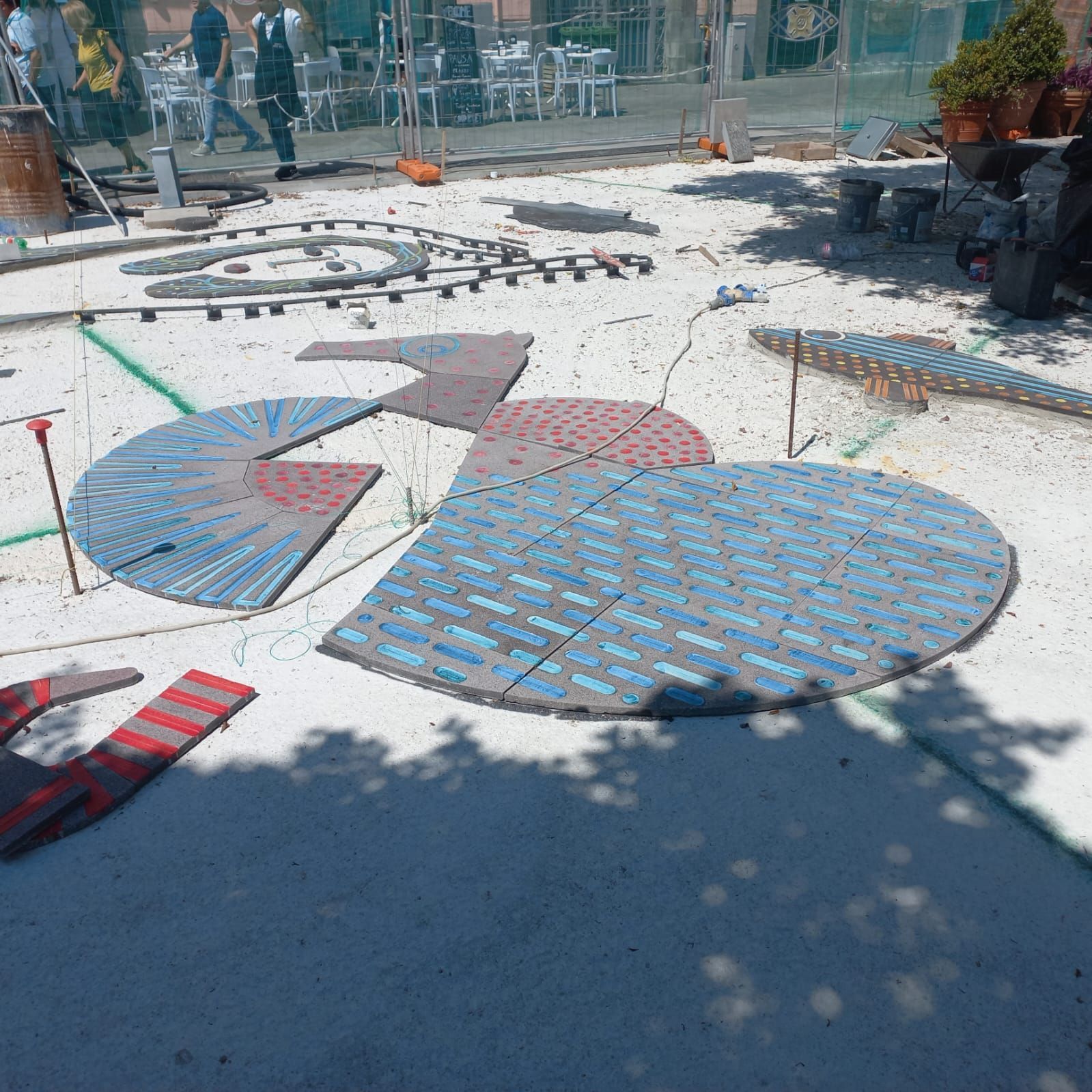 Un gruppo di persone sta lavorando a una scultura a terra