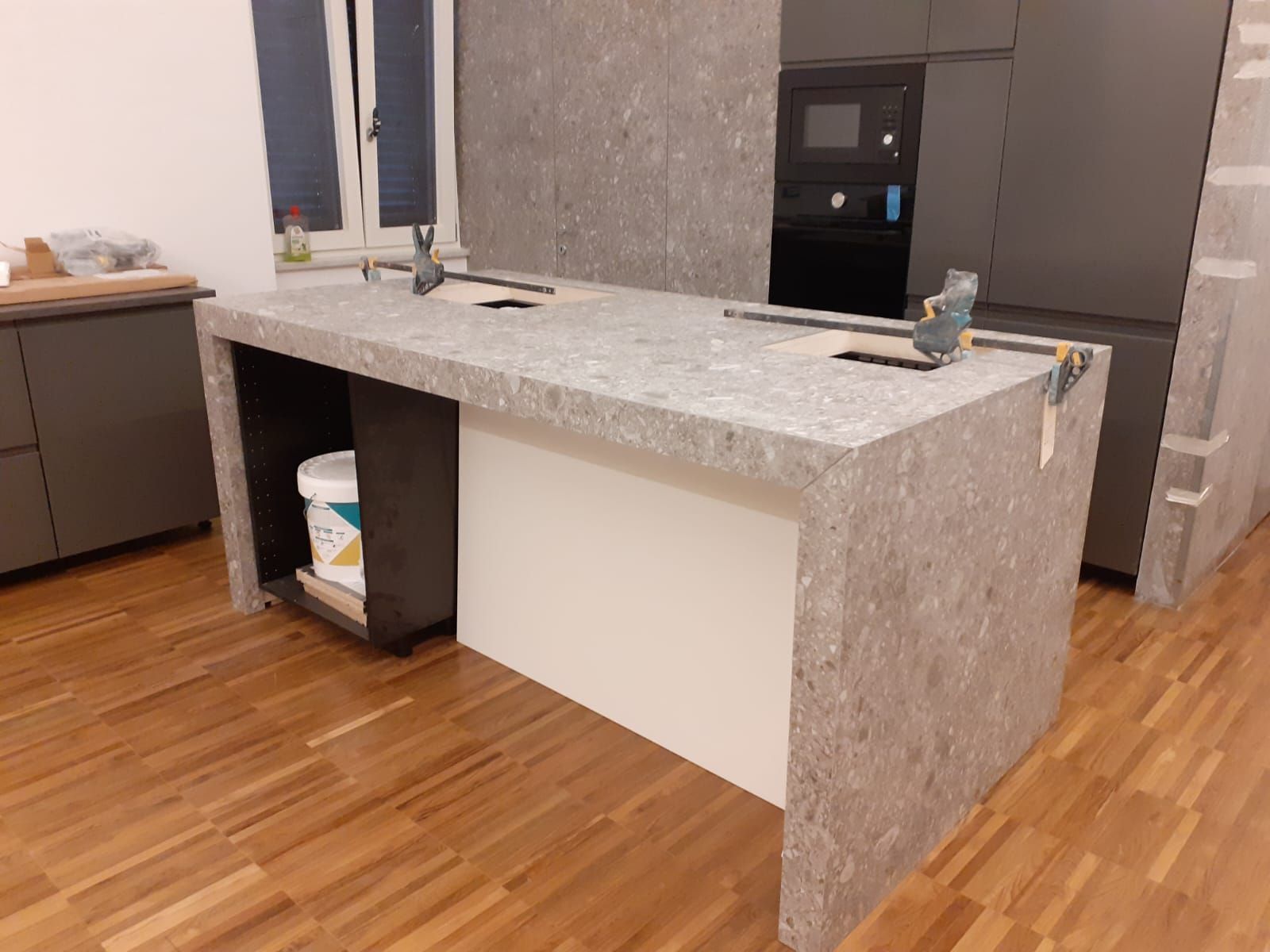 Una cucina con una grande isola al centro.