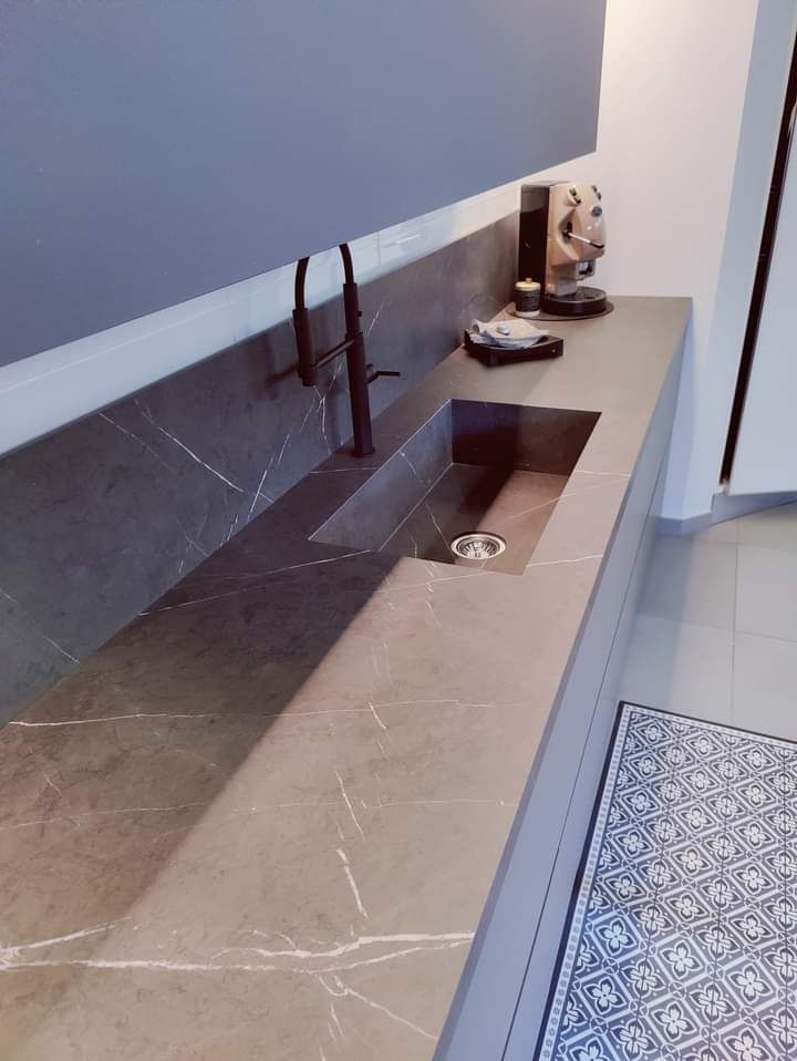 Un bancone da cucina con un lavandino e un rubinetto