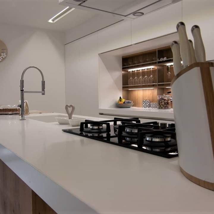 Una cucina con piano cottura, forno e lavandino