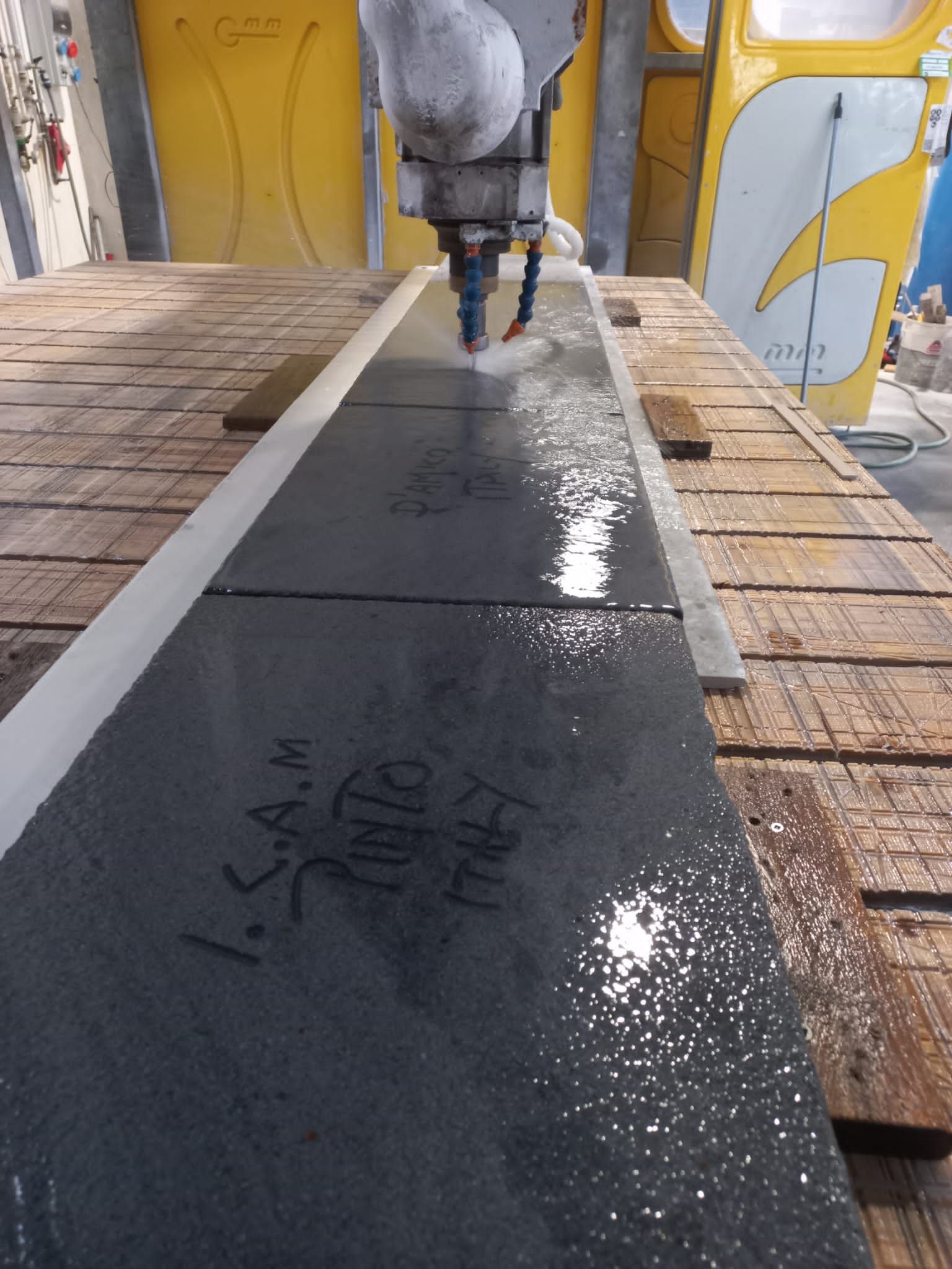 Una macchina sta tagliando un pezzo di granito nero