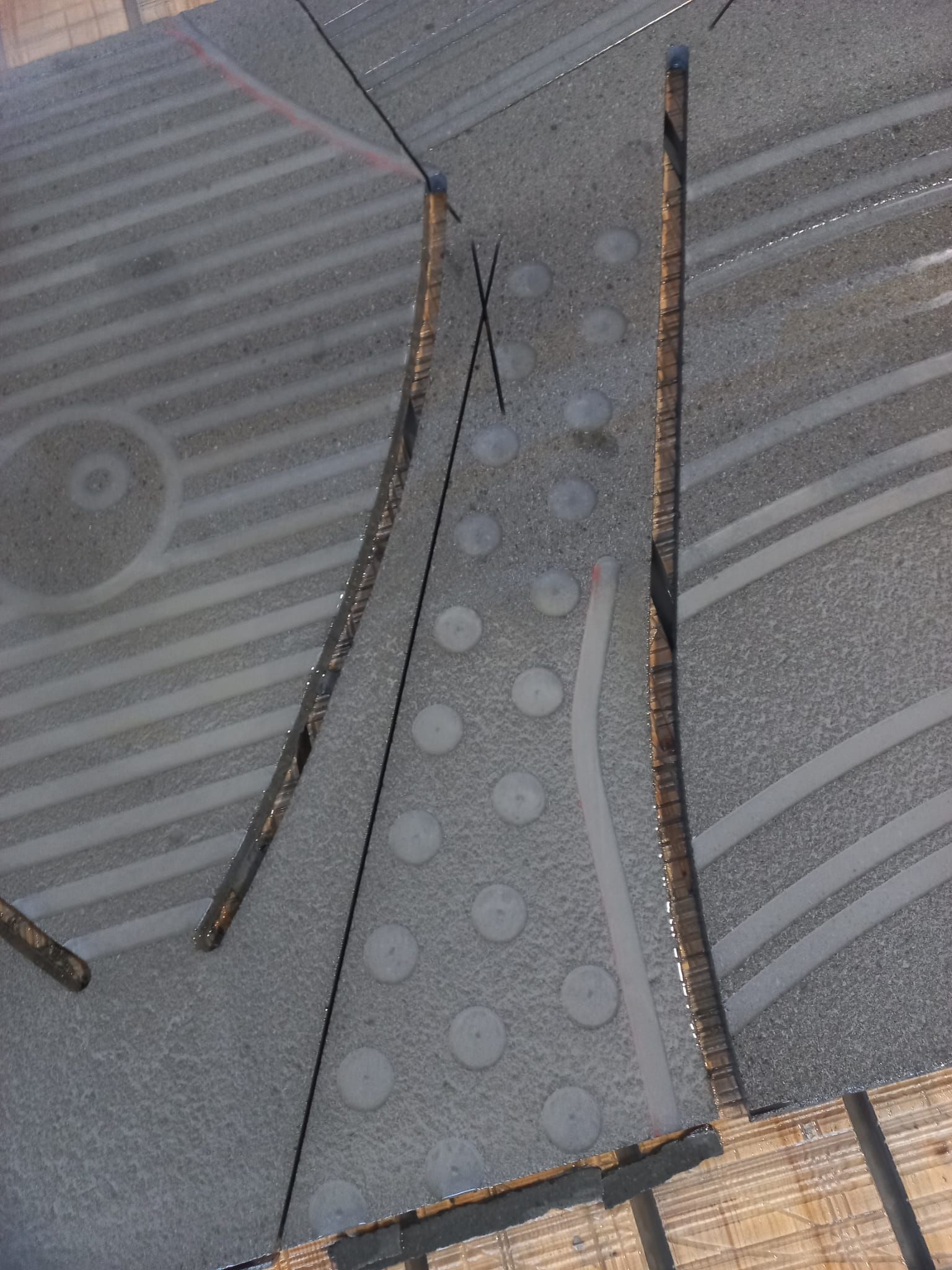 Un primo piano di una superficie di cemento con dei cerchi sopra