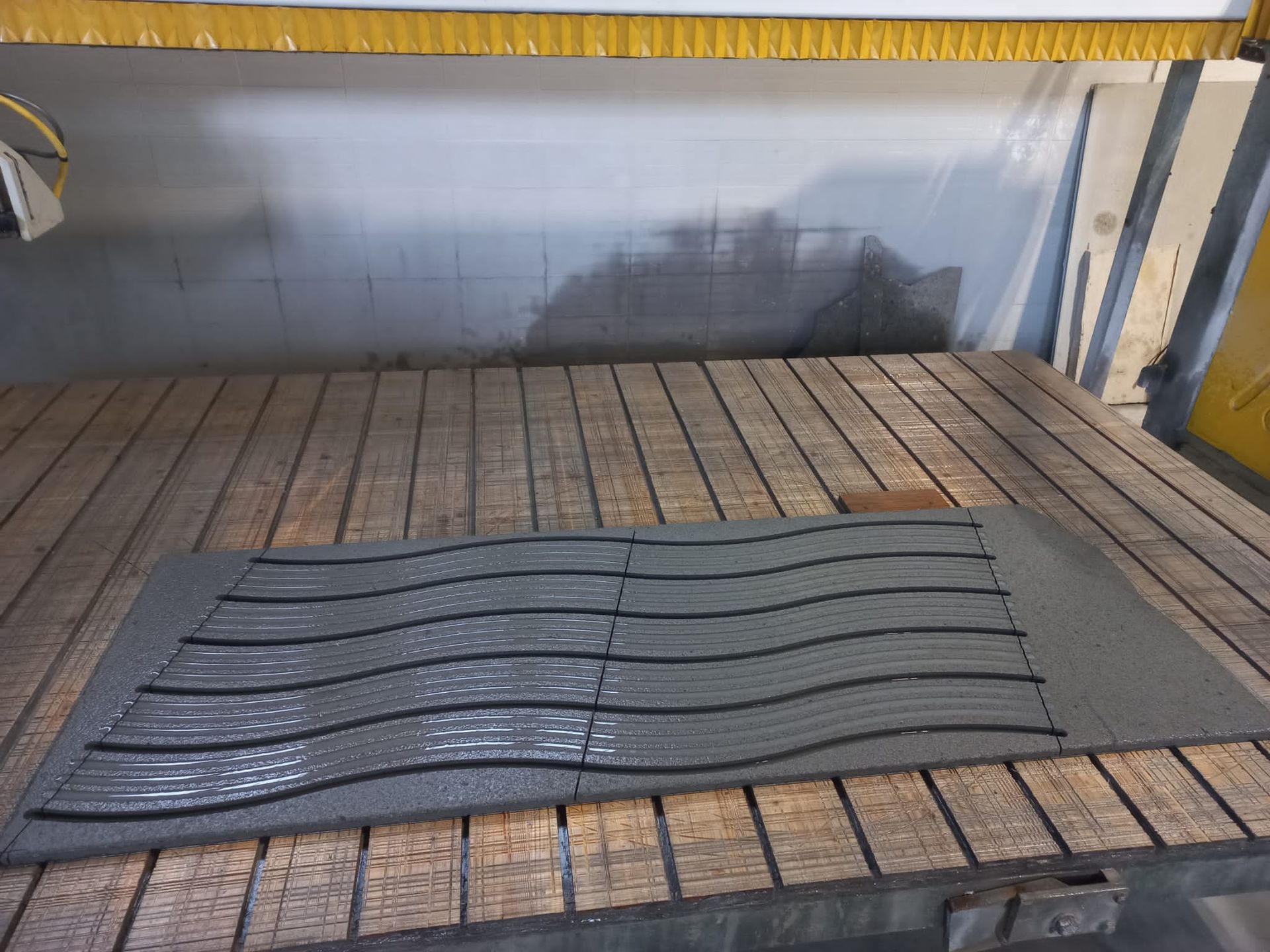 Un tavolo di legno con un tappetino nero sopra