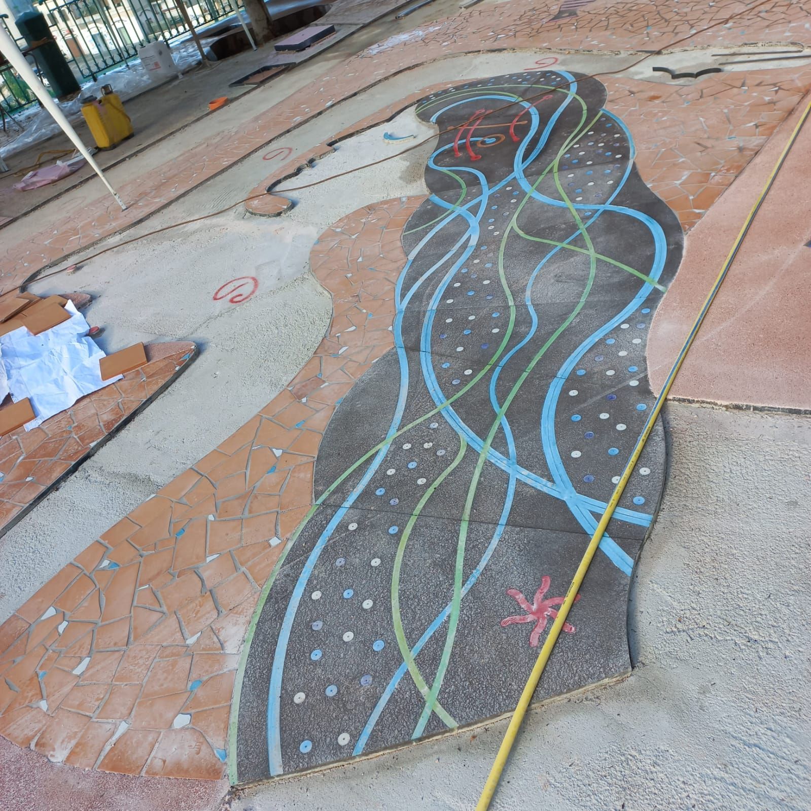 Un disegno di un fiume viene misurato con un metro a nastro