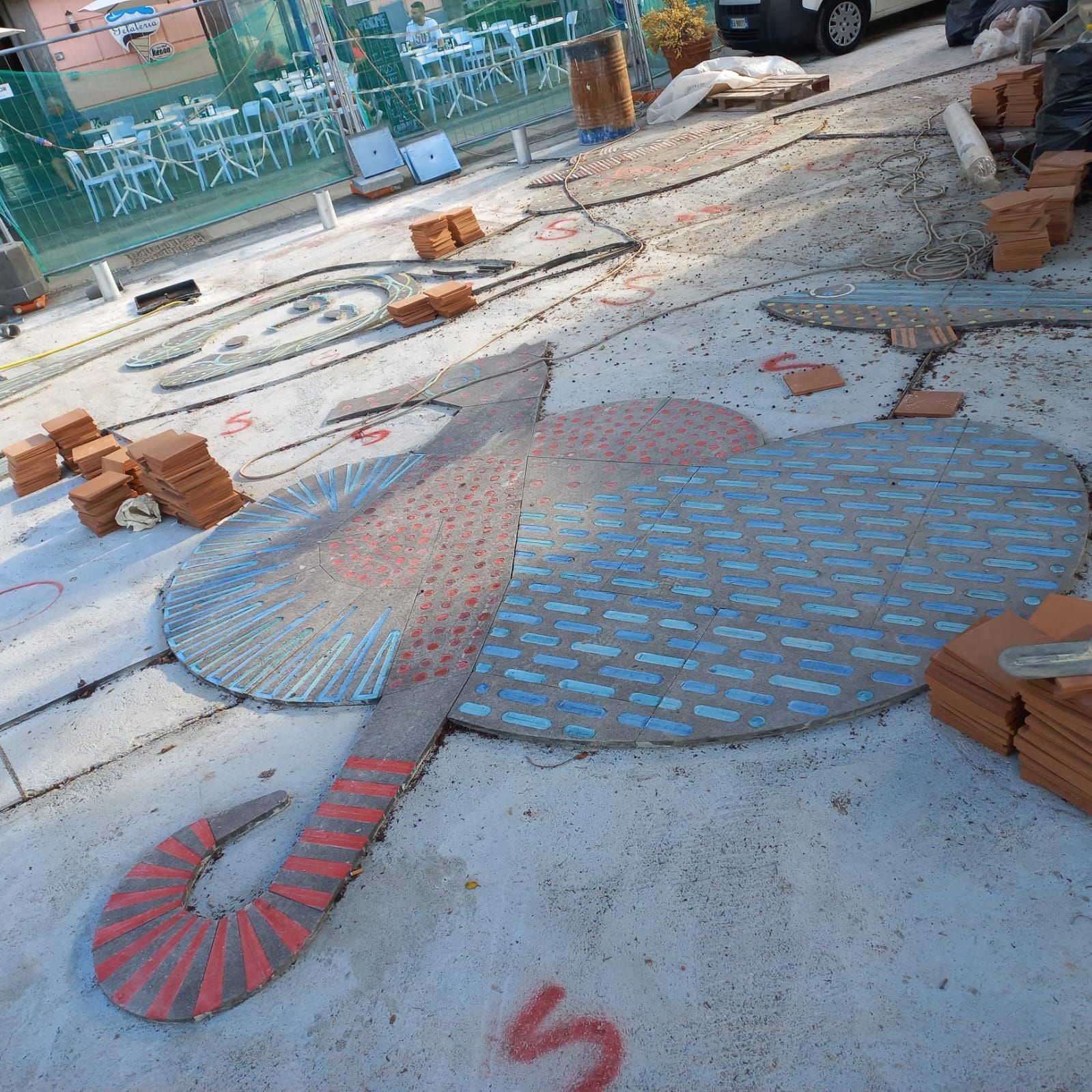 Un tombino con il numero 5 scritto sopra