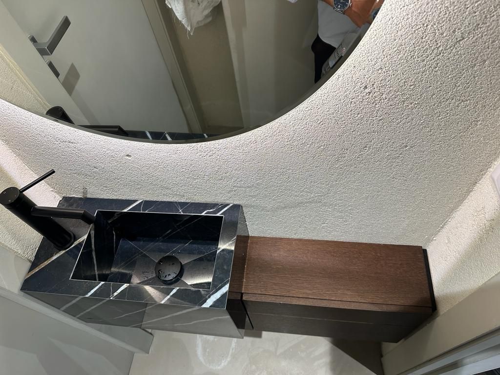 Un bagno con lavandino e specchio.