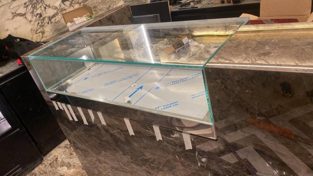 Una vetrina in vetro è appoggiata sul bancone di una cucina.