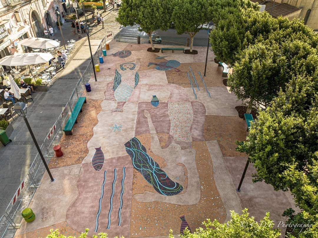 Una vista aerea di un parco con un dipinto a terra.