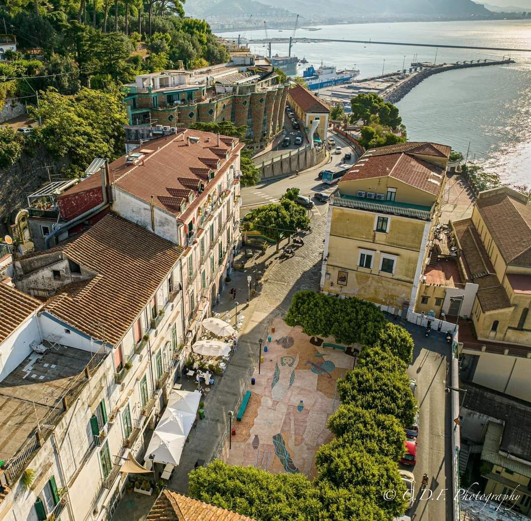 Una vista aerea di una piccola città vicino a uno specchio d'acqua.