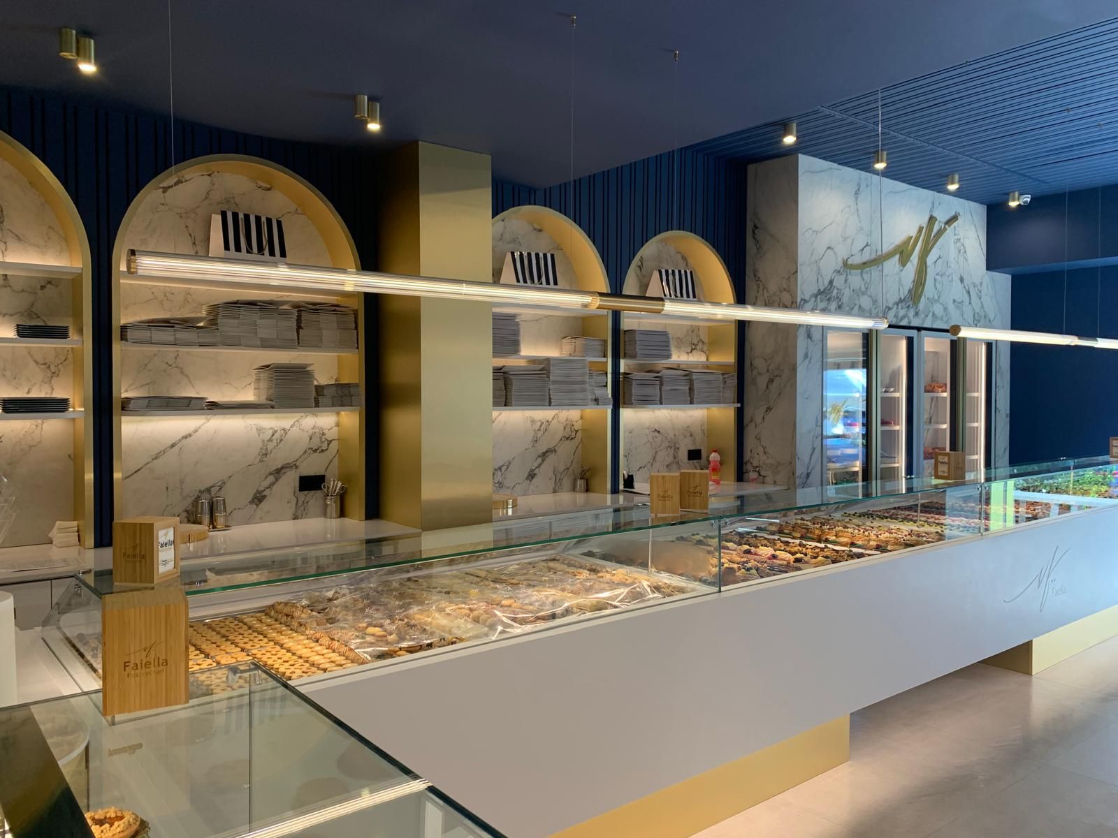 Un panificio con tante vetrine e scaffali.