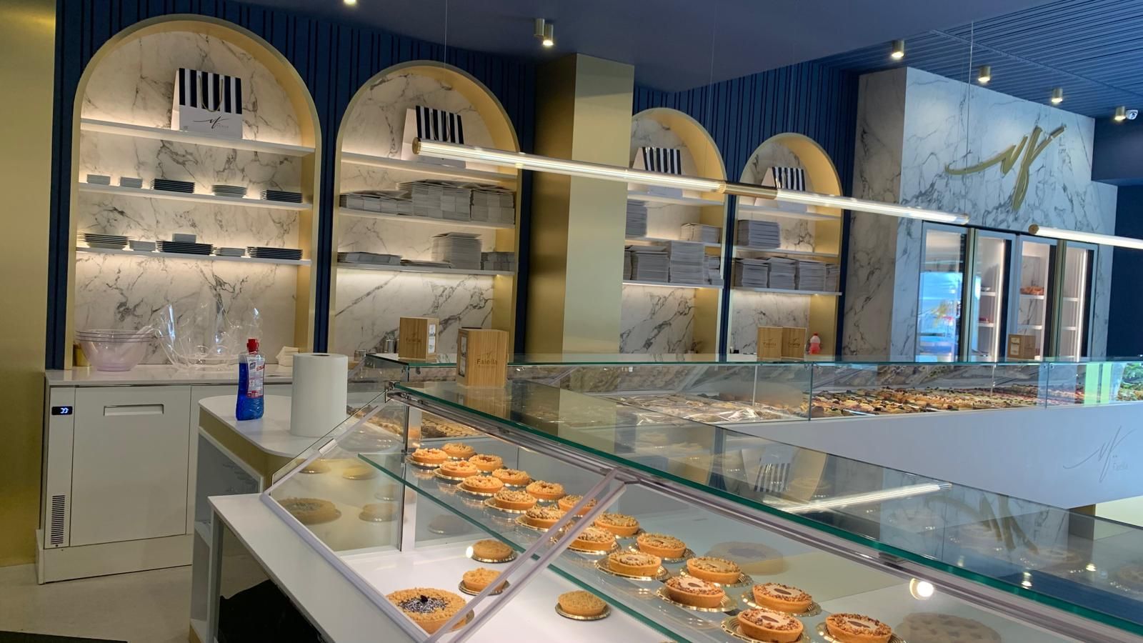 Una panetteria con una vetrina piena di pasticcini.