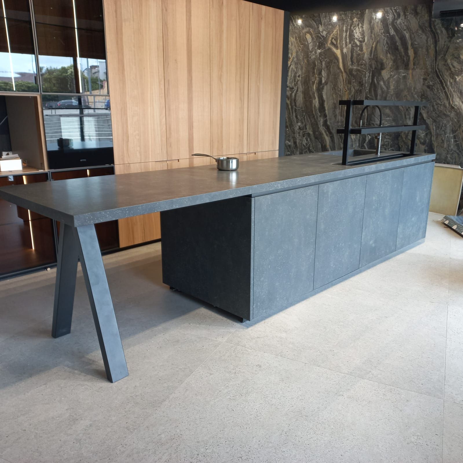 Una cucina con un grande tavolo e mobili