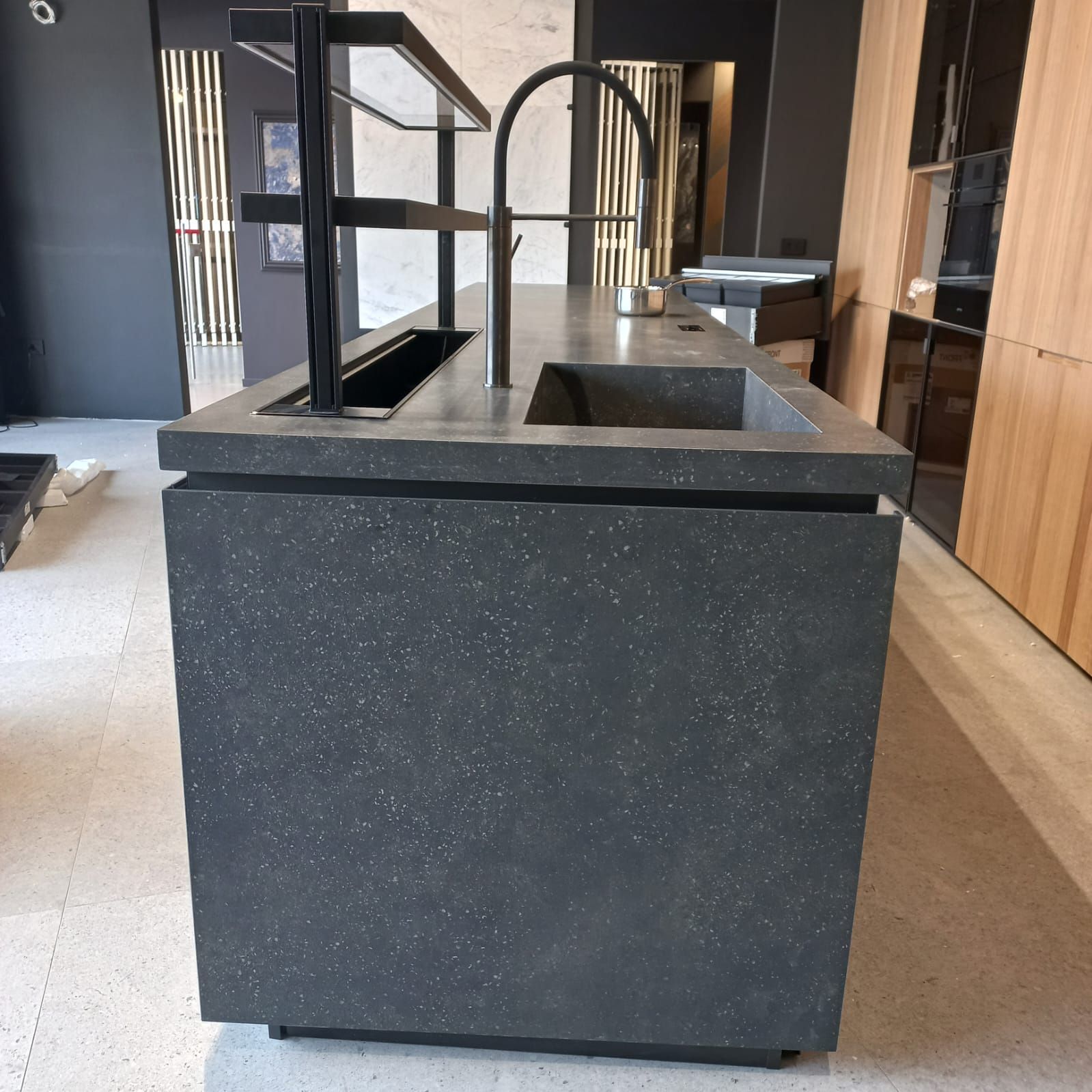 Un'isola della cucina con un lavandino e un rubinetto