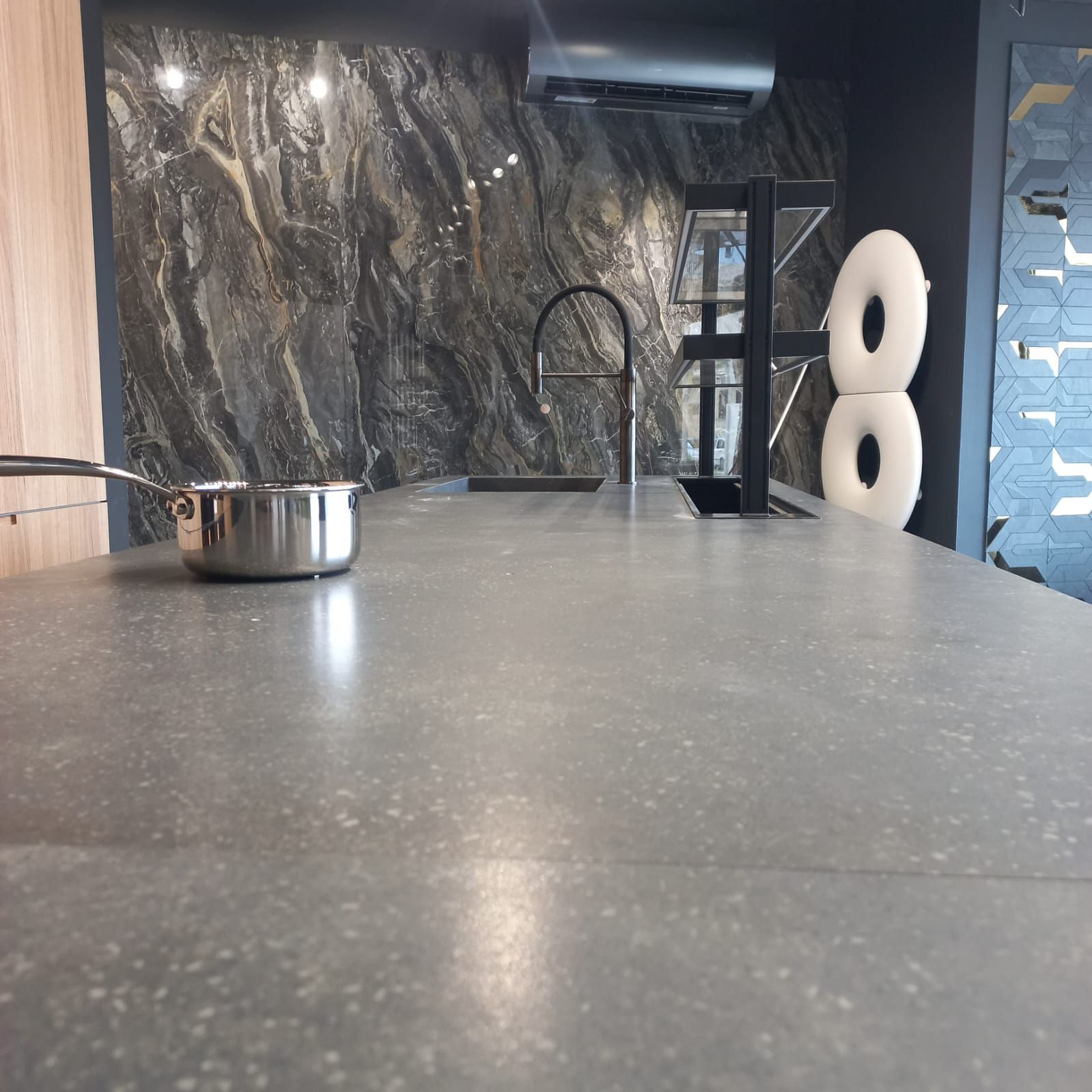 Una pentola è appoggiata sul tavolo di una cucina