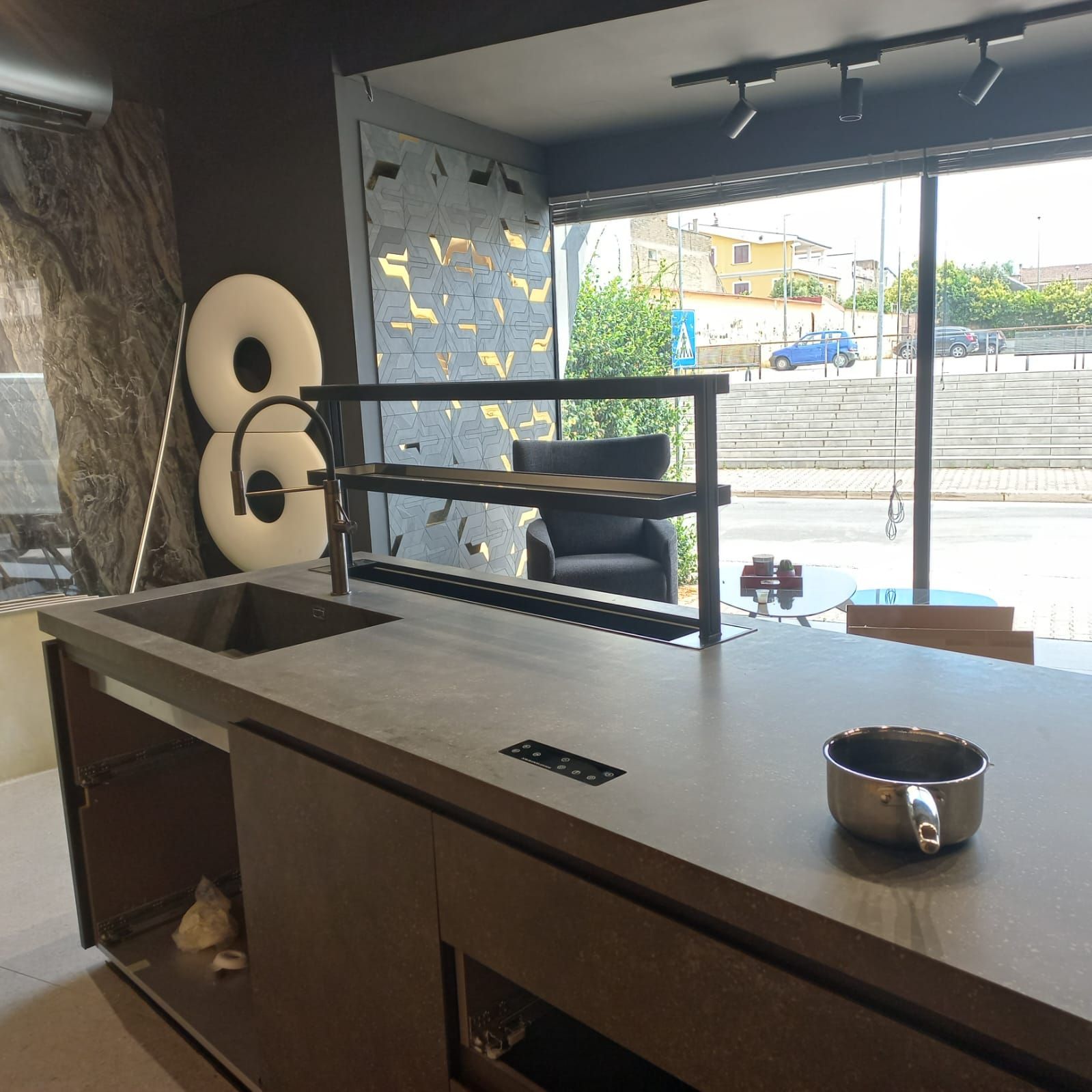 Una cucina con un lavandino e una ciotola sul tavolo