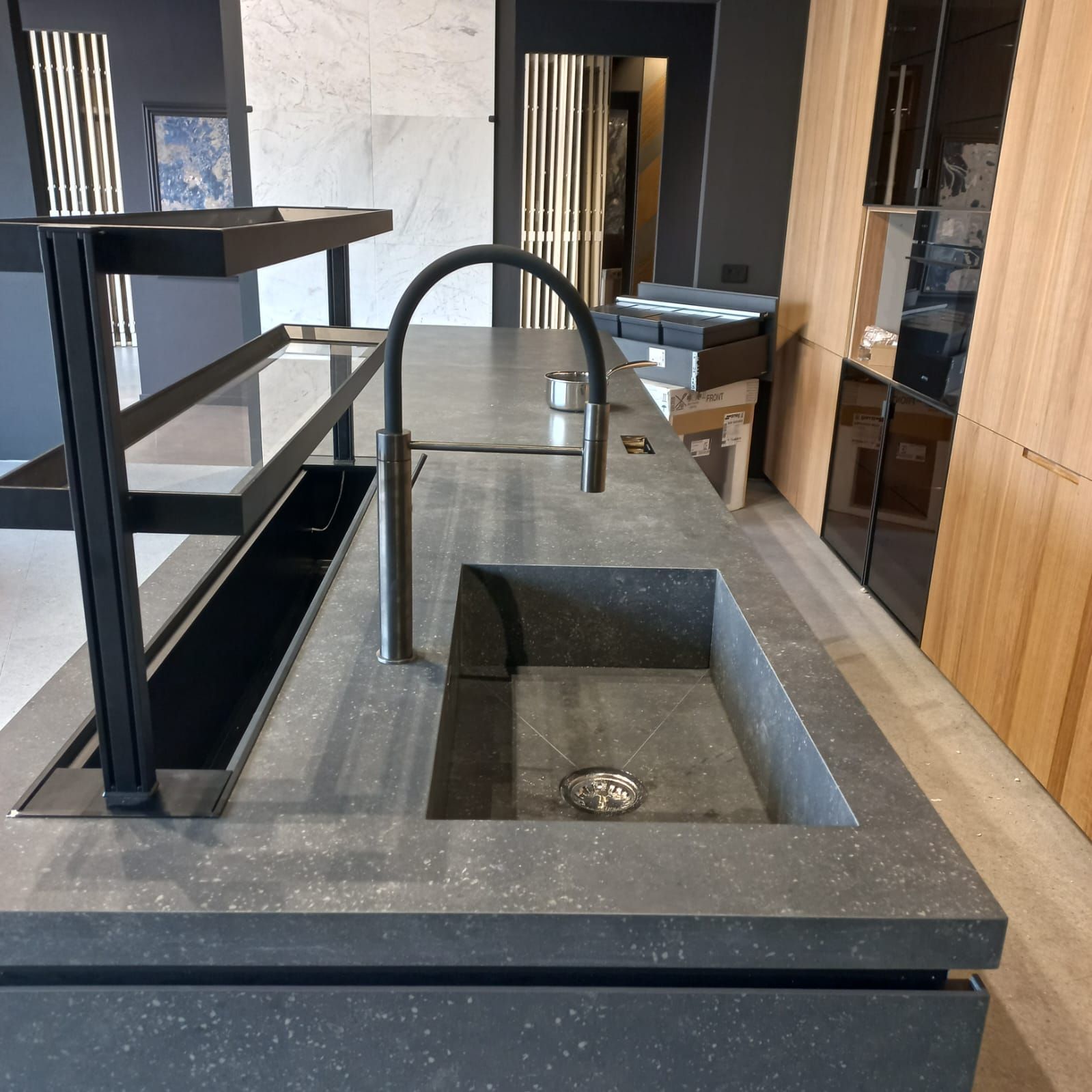 Un bancone da cucina con un lavandino e un rubinetto