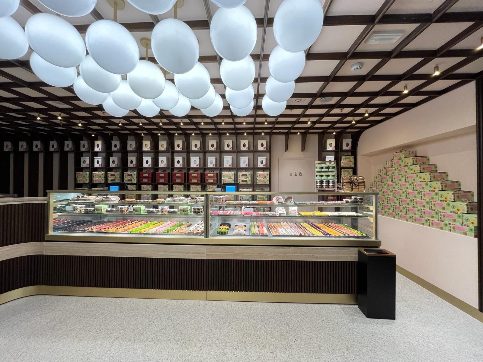 Una panetteria con una vetrina e palloncini appesi al soffitto