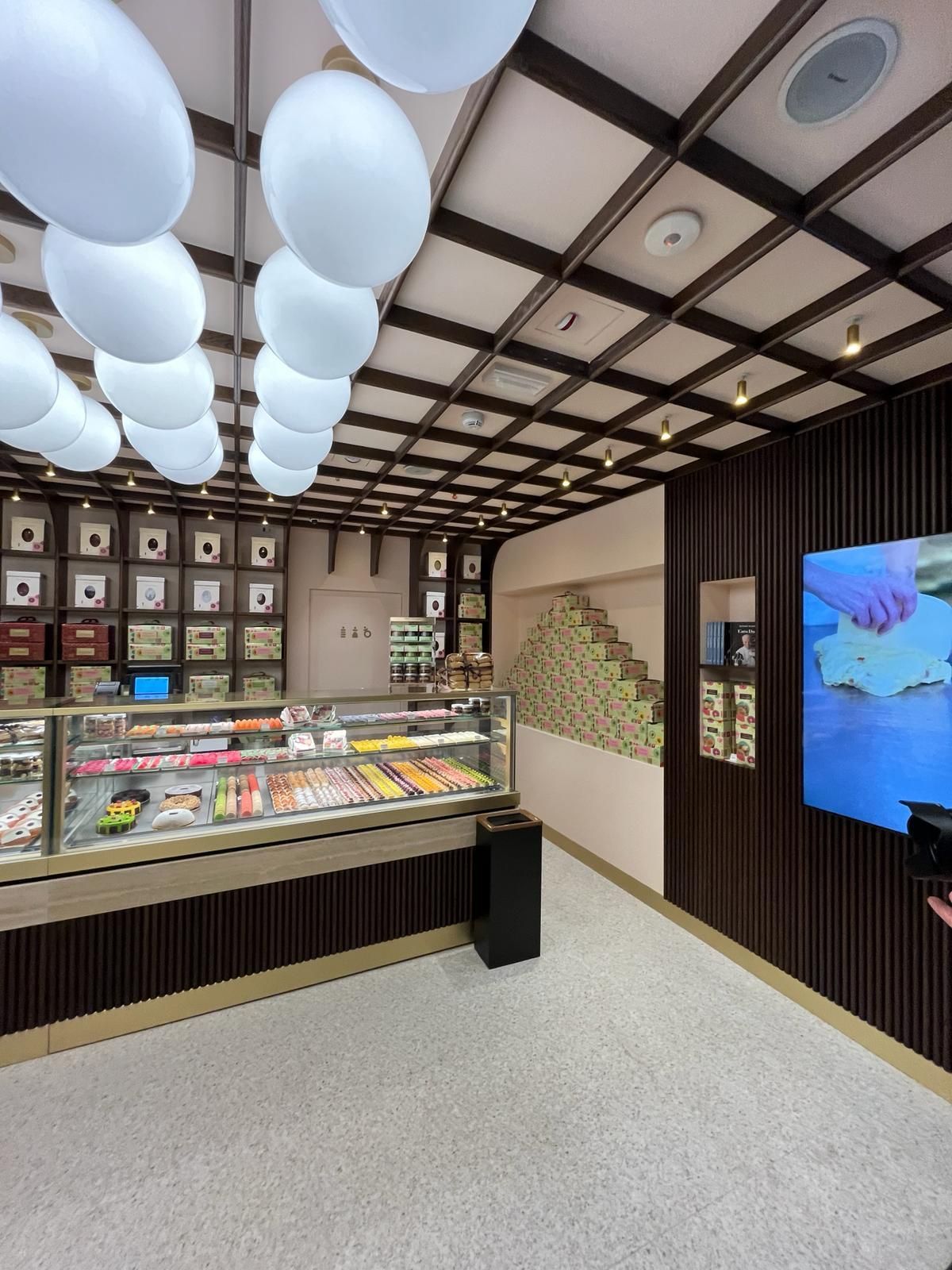 Una panetteria con un soffitto da cui pendono dei palloncini