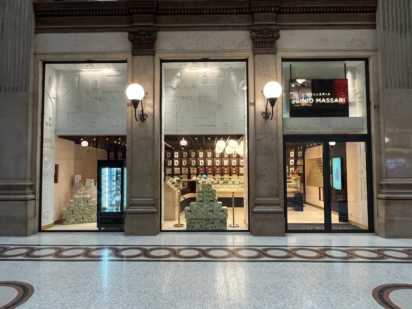 La facciata di un edificio con un cartello che dice