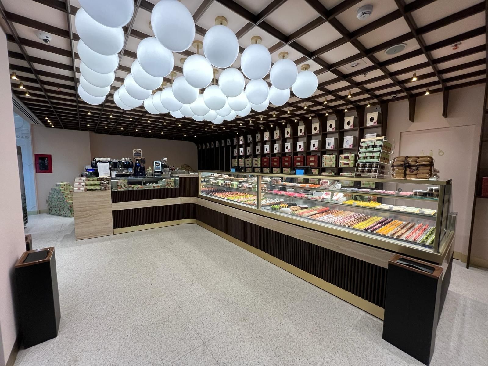 Una panetteria con un soffitto pieno di luci