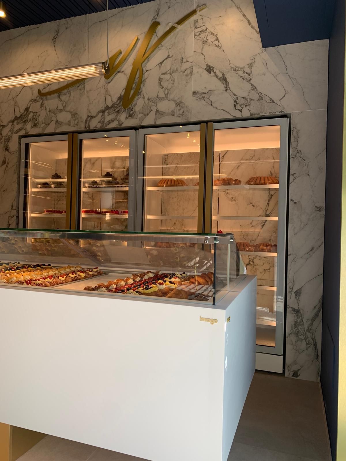 Una vetrina con un sacco di cibo sopra