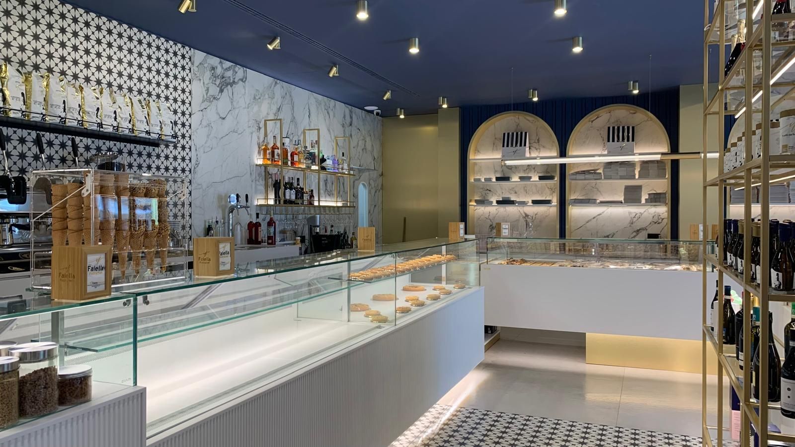 Un panificio con tante vetrine e scaffali.