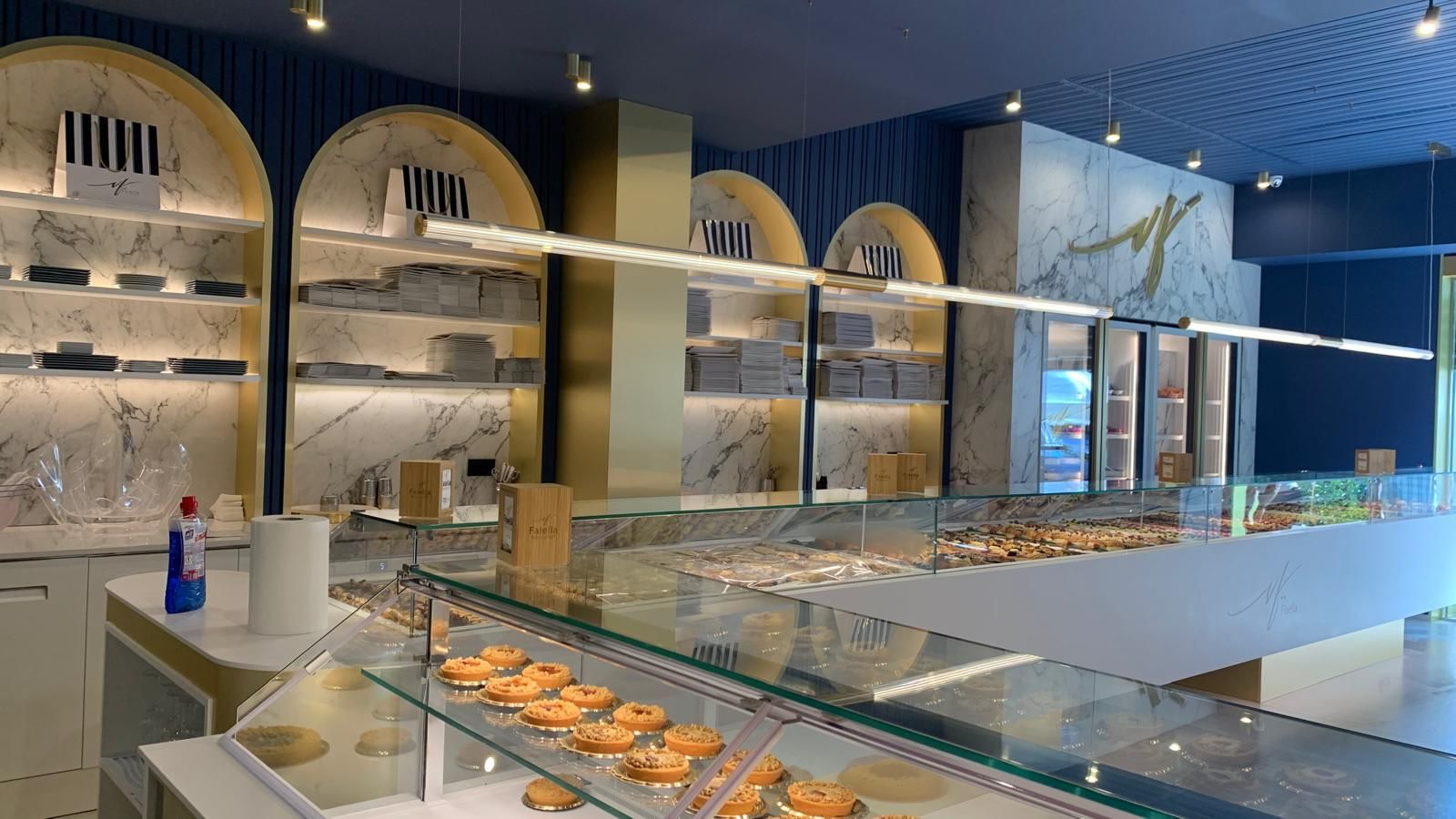 Una panetteria con una vetrina piena di pasticcini.