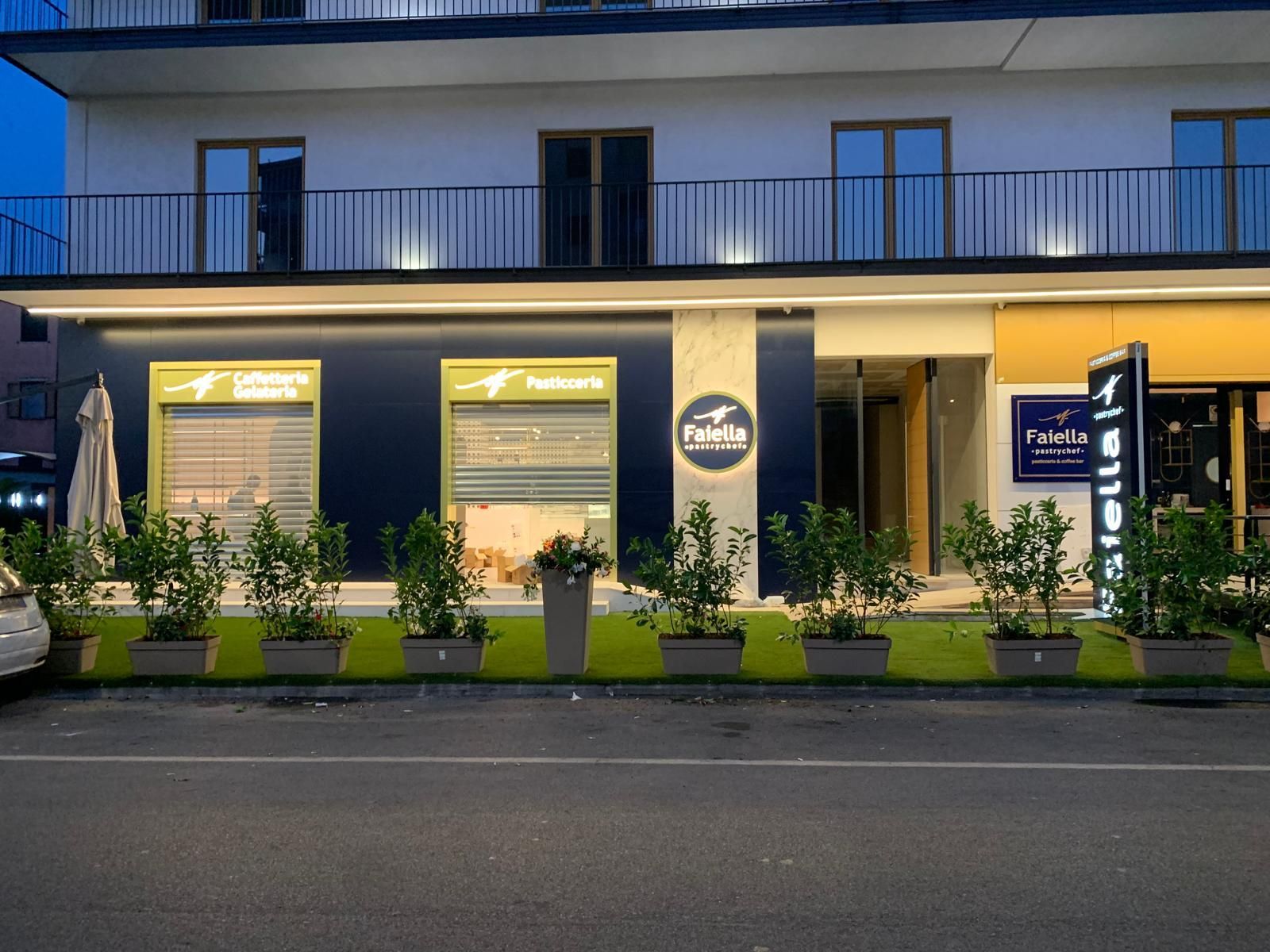 Un edificio con un cartello che dice fiesta