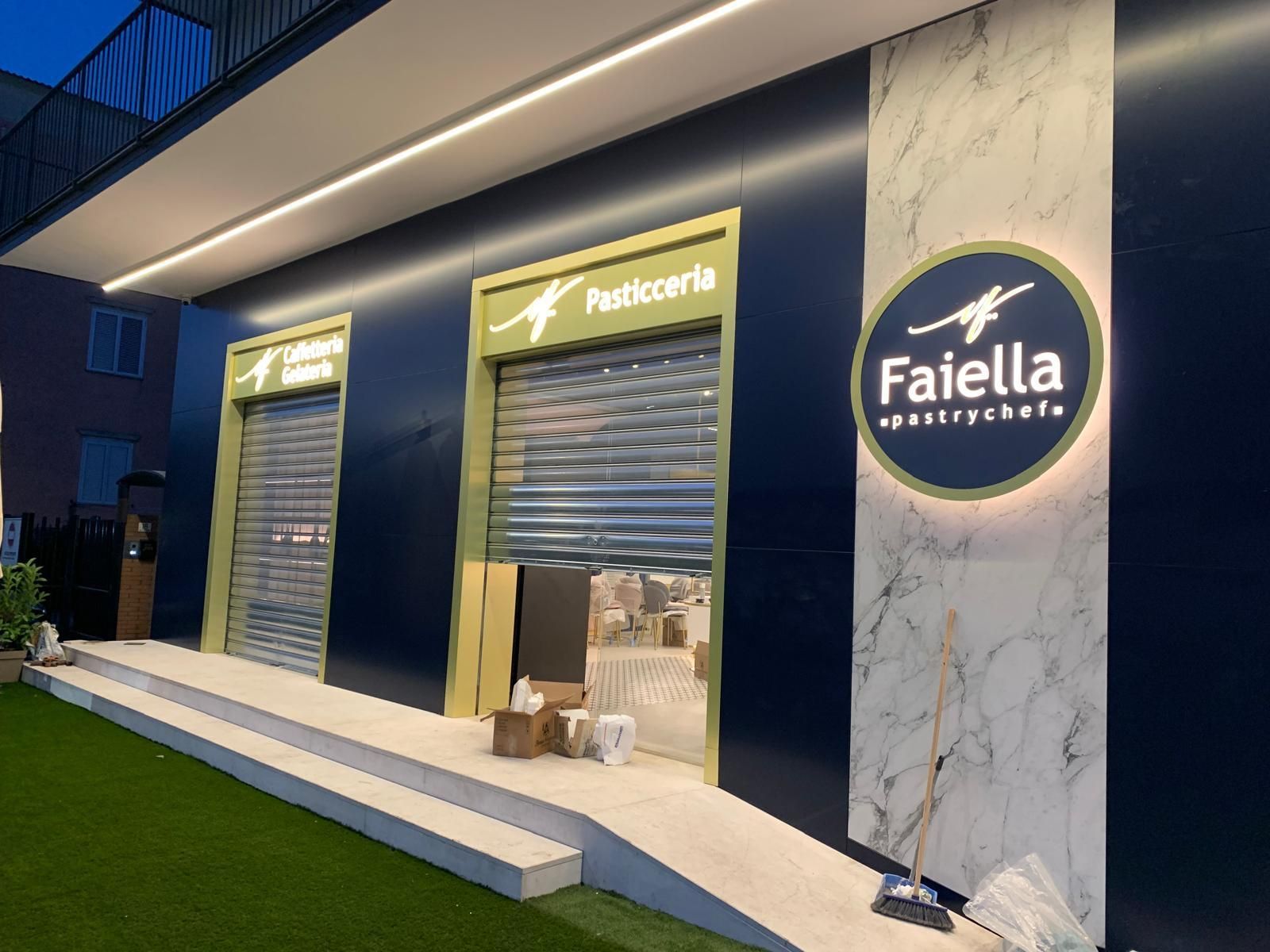 Un edificio con un cartello che dice faella