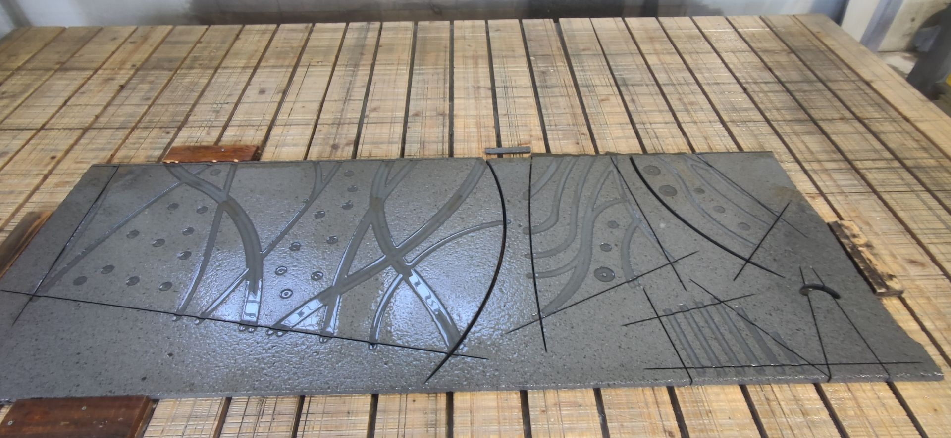 Un pezzo di metallo è appoggiato su un tavolo di legno.