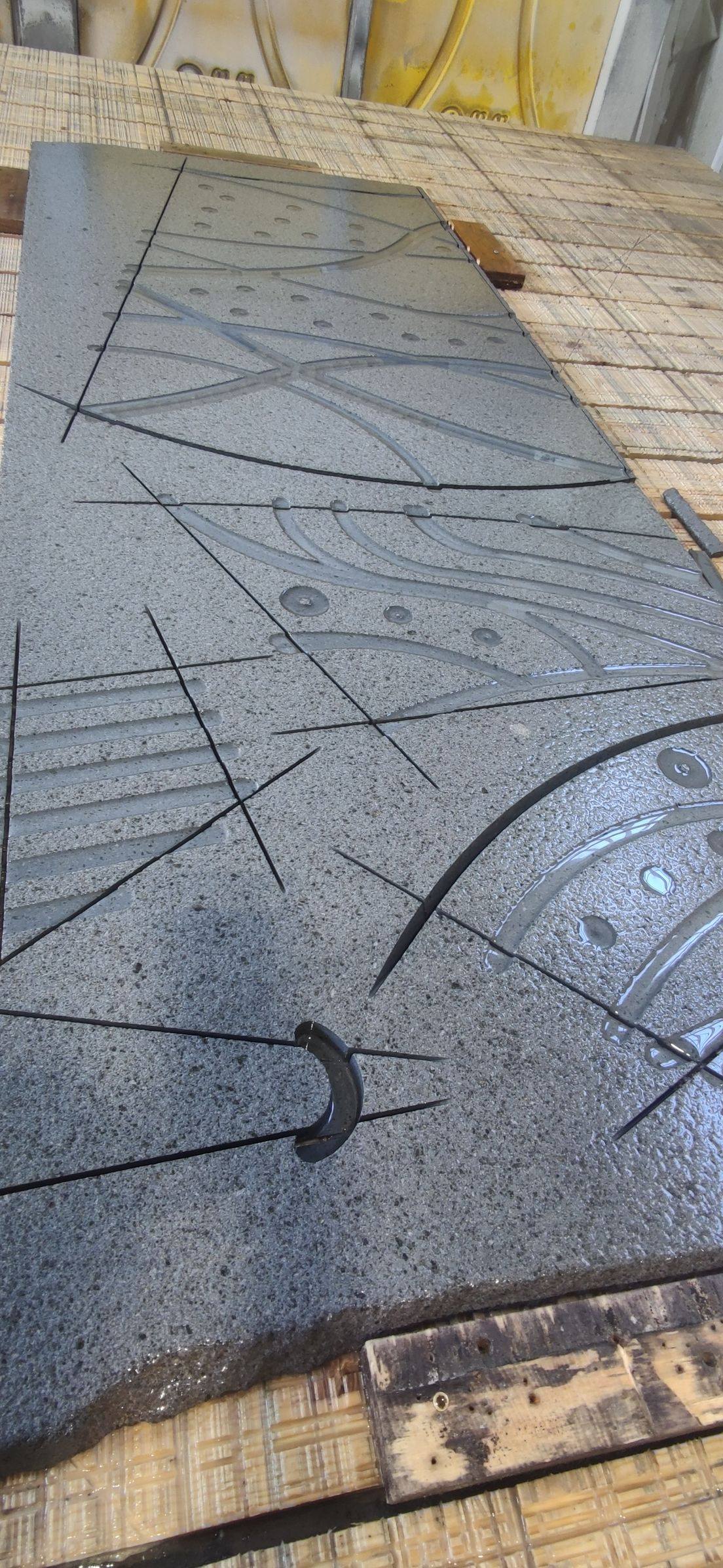 Un grande pezzo di granito è appoggiato su un tavolo di legno.