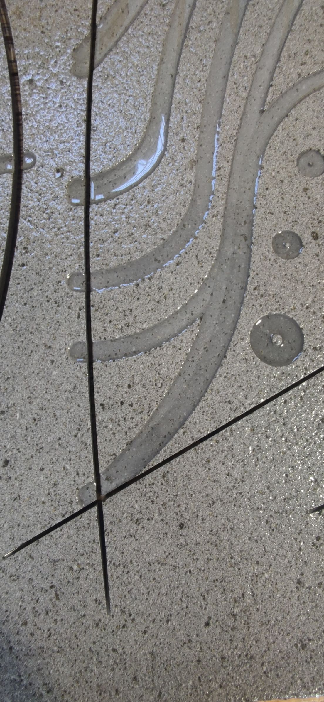 Un primo piano di un pavimento in piastrelle grigie con un motivo.