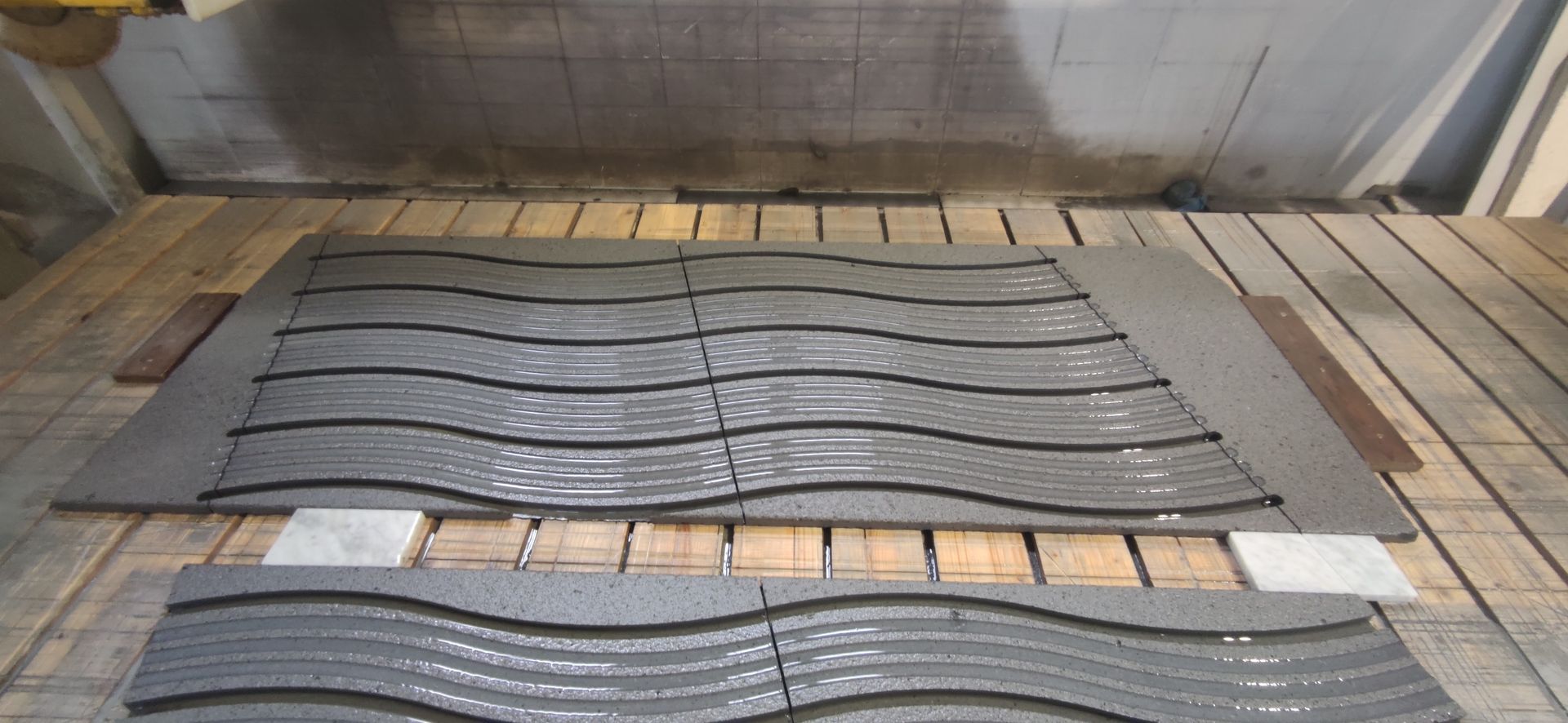 Un tavolo di legno con un tappetino grigio sopra