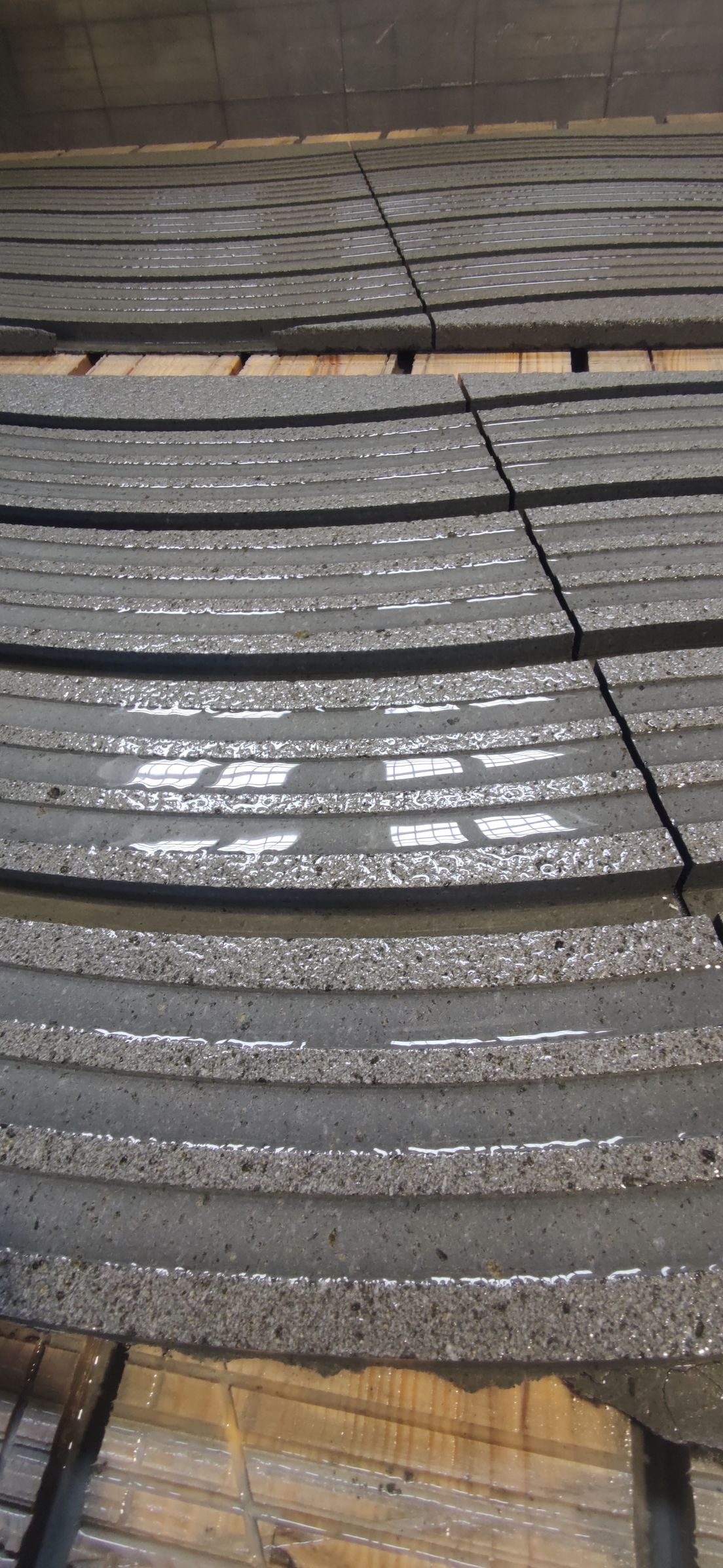 Un mucchio di pezzi di metallo sono appoggiati uno sopra l'altro su un tavolo di legno.