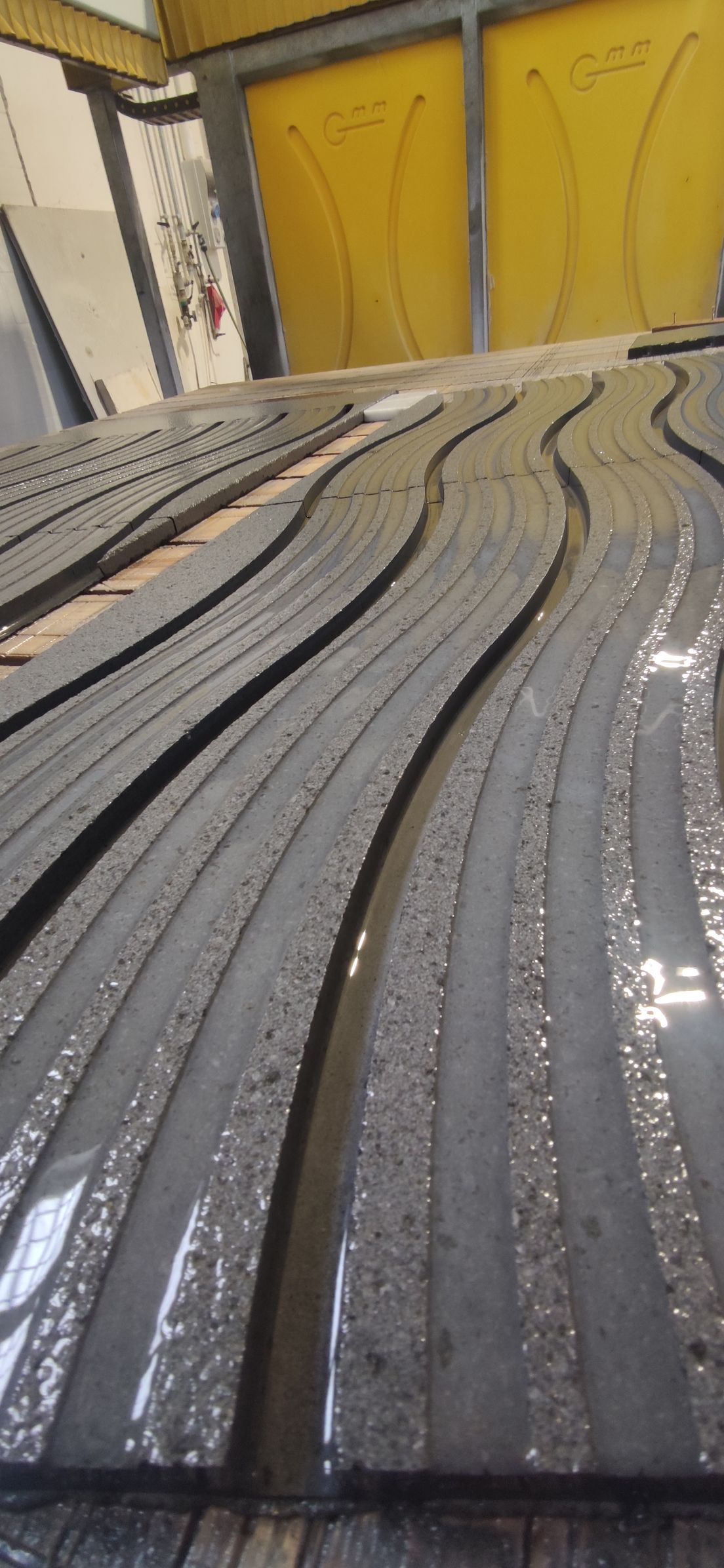 Un primo piano di una pista RC con un muro giallo sullo sfondo.