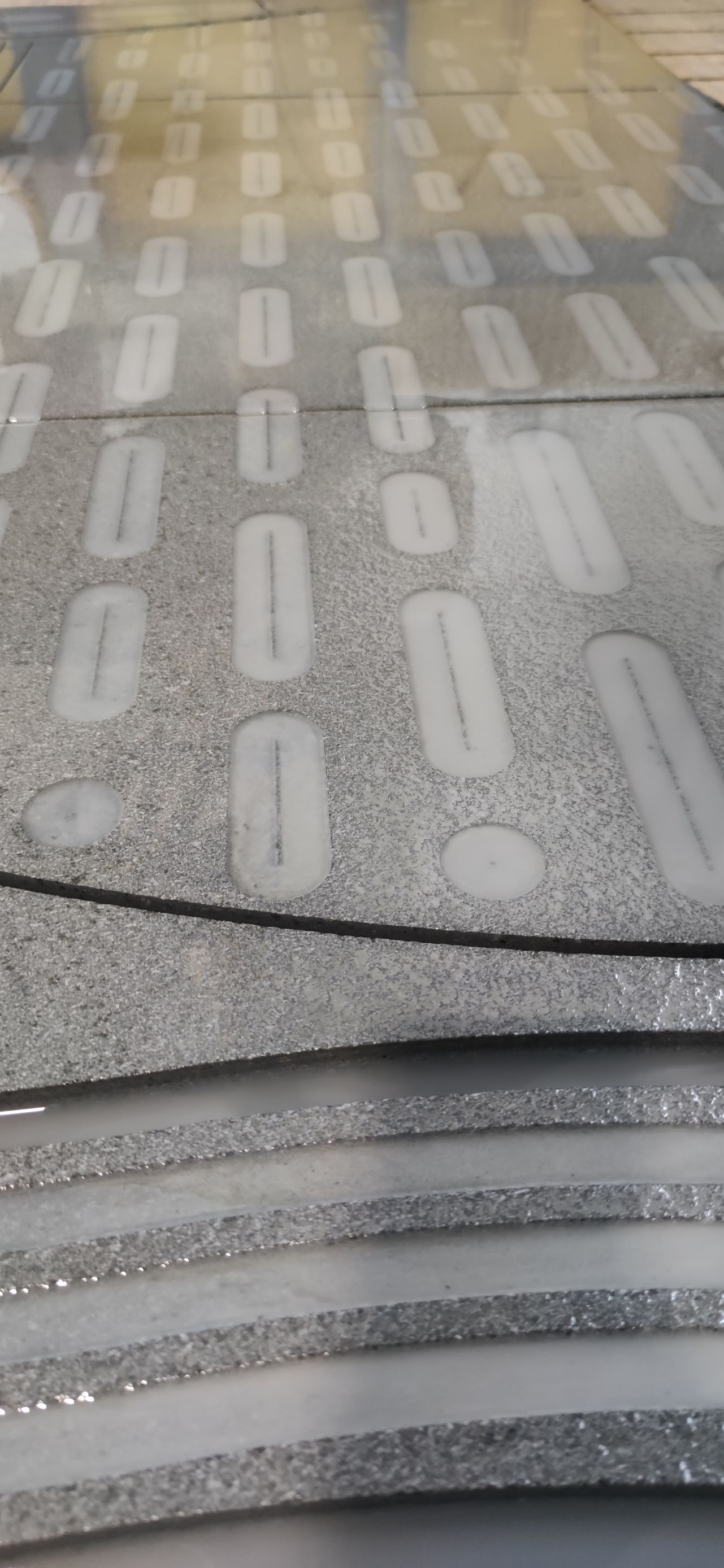 Primo piano di un pezzo di schiuma su un tavolo.