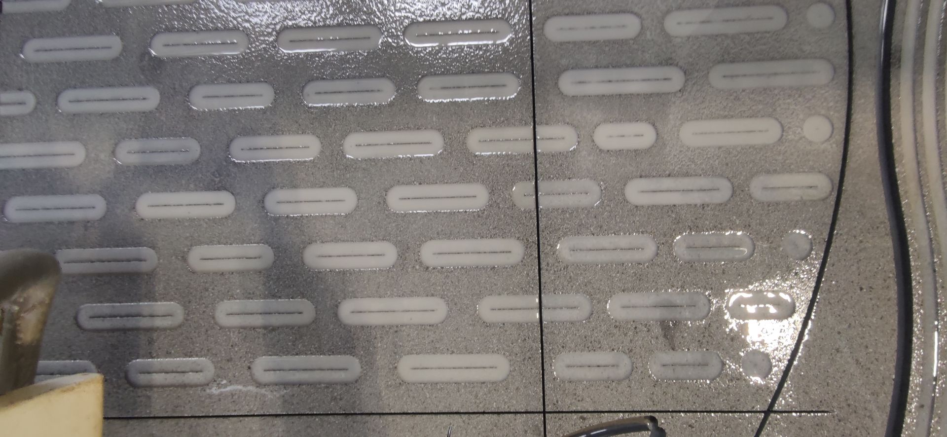 Un primo piano di un pavimento in cemento con un motivo numerico.