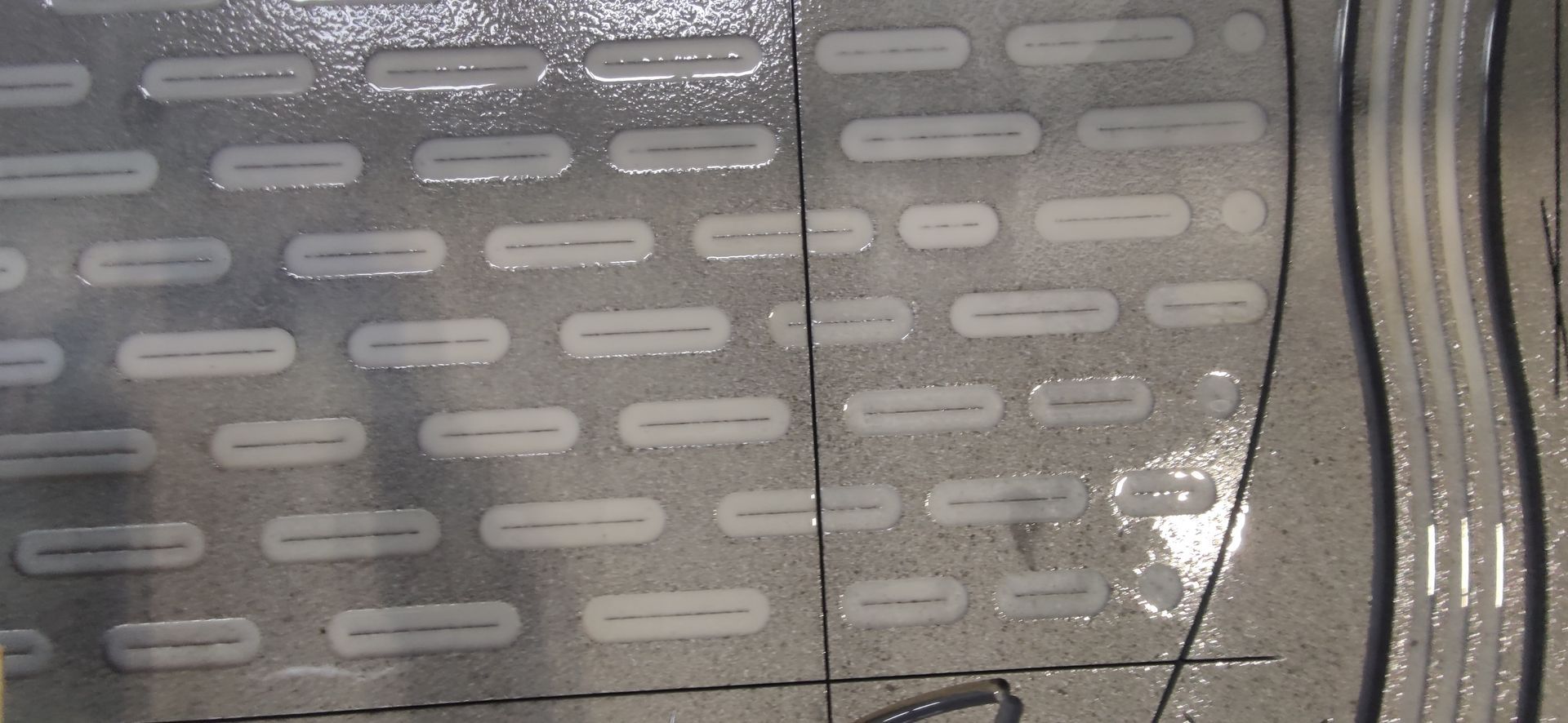 Un primo piano di un pavimento piastrellato con un motivo geometrico