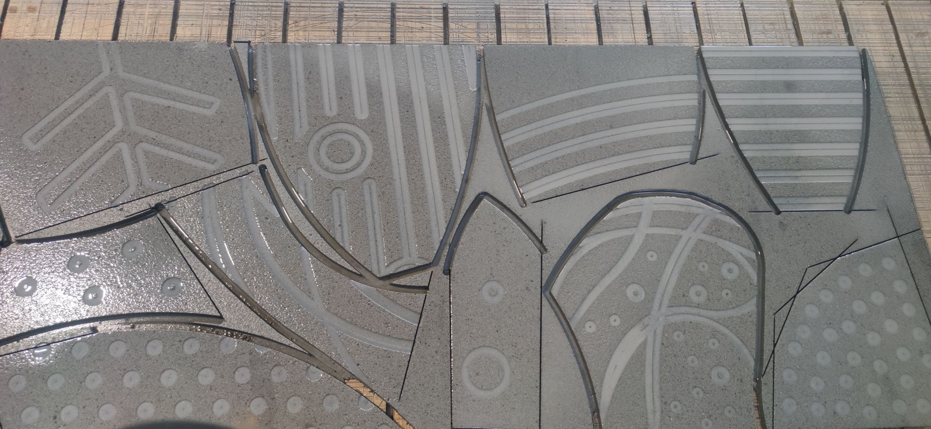 Un gruppo di piastrelle con disegni diversi sono appoggiate su un tavolo.