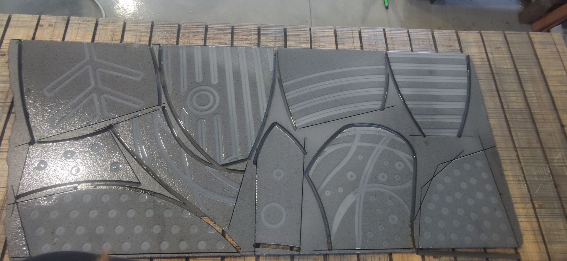 Un tavolo di legno con sopra un mucchio di pezzi di carta.