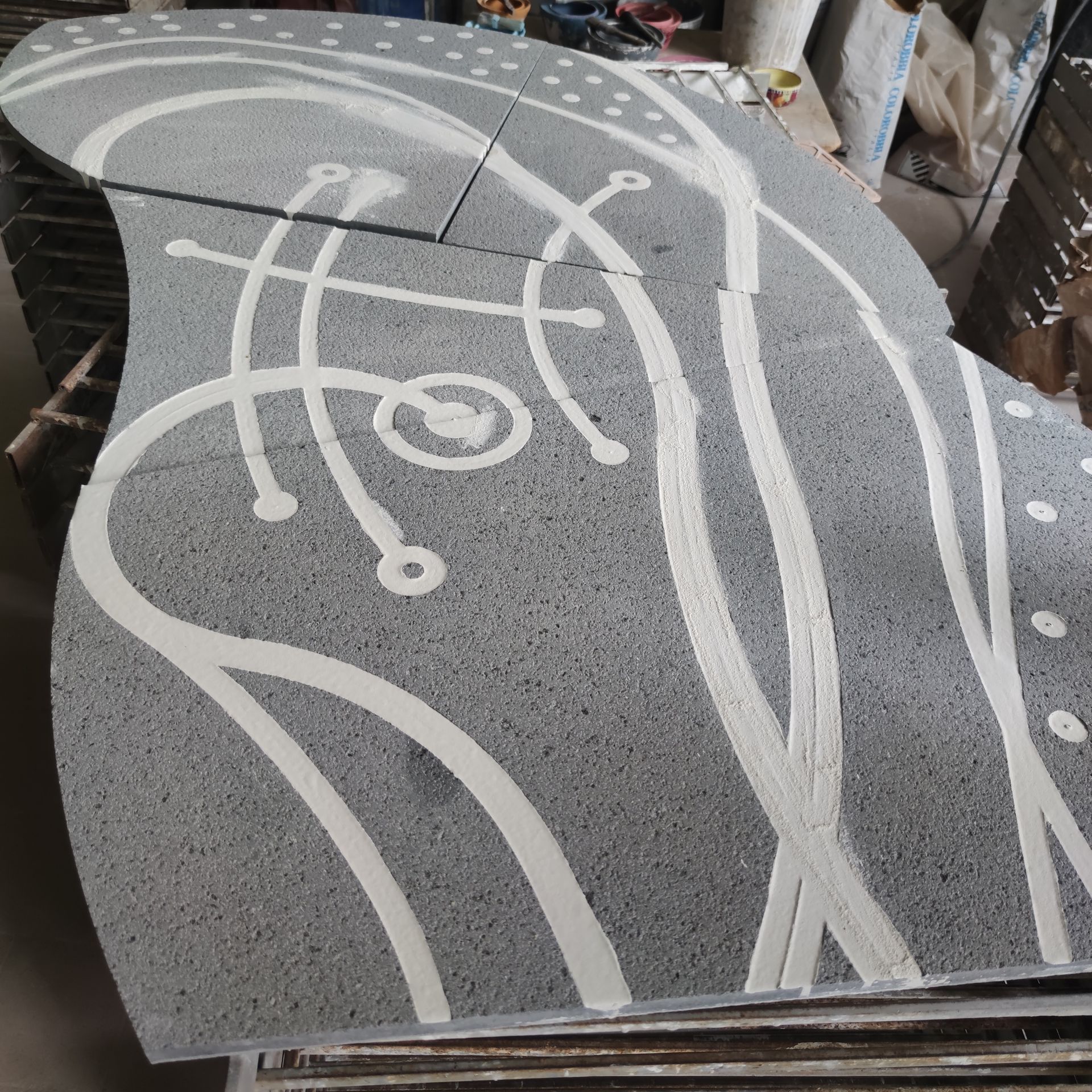 Un pezzo di asfalto con delle linee bianche sopra