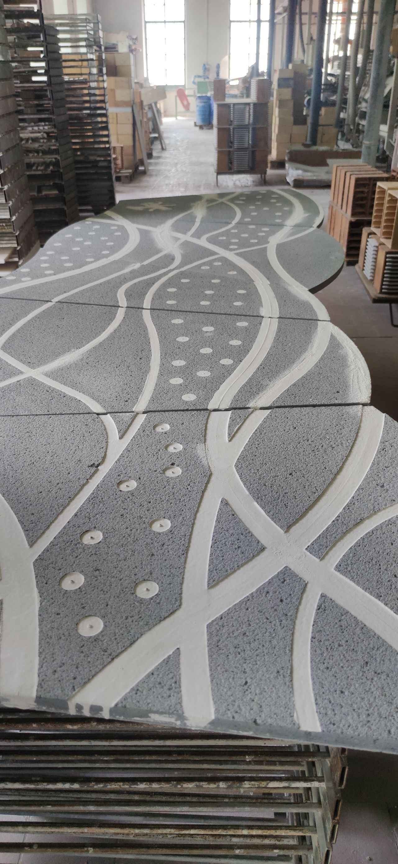 Un grande pezzo di piastrella con un motivo è appoggiato su un tavolo in una stanza.