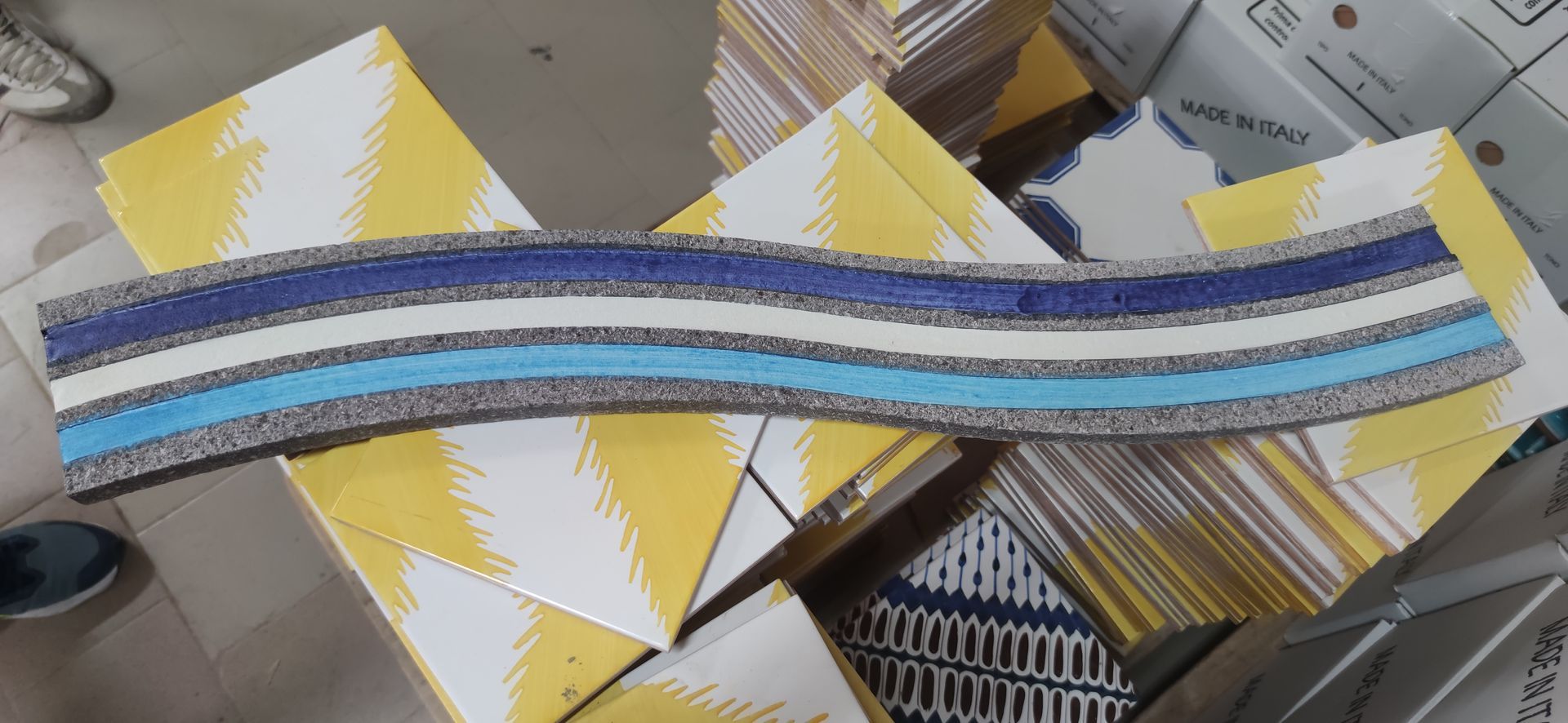 Un pezzo di stoffa a strisce blu e bianche è appoggiato su un tavolo.