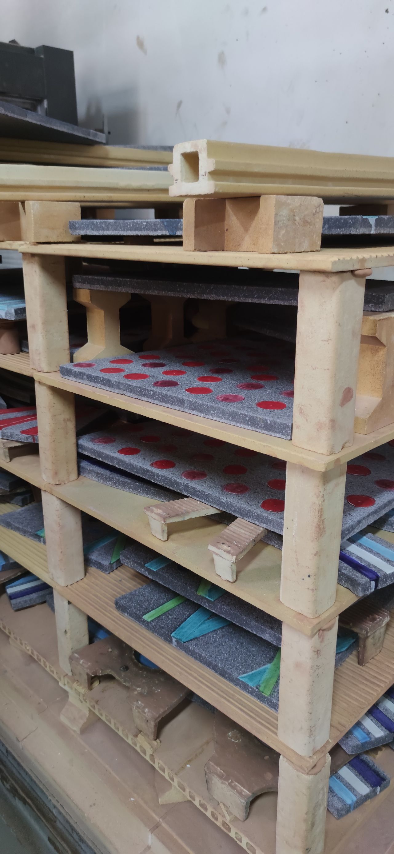 Un mucchio di pallet di legno accatastati uno sopra l'altro.