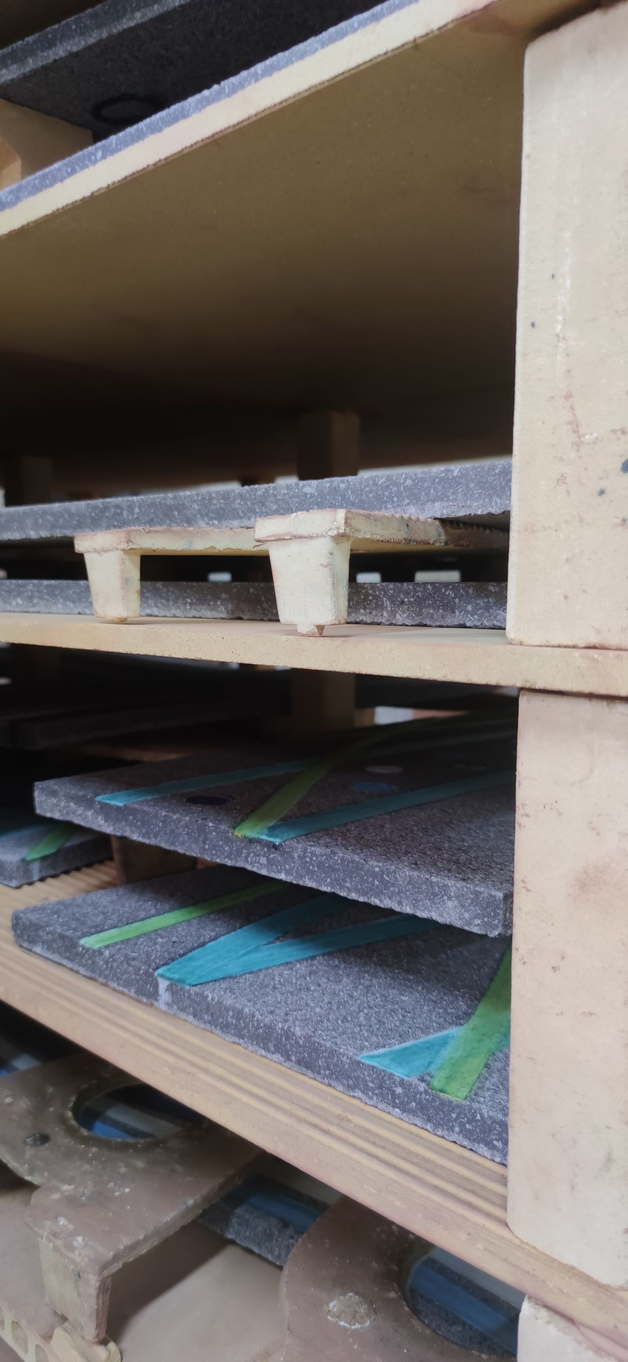 Un mucchio di pallet di legno accatastati uno sopra l'altro su uno scaffale.