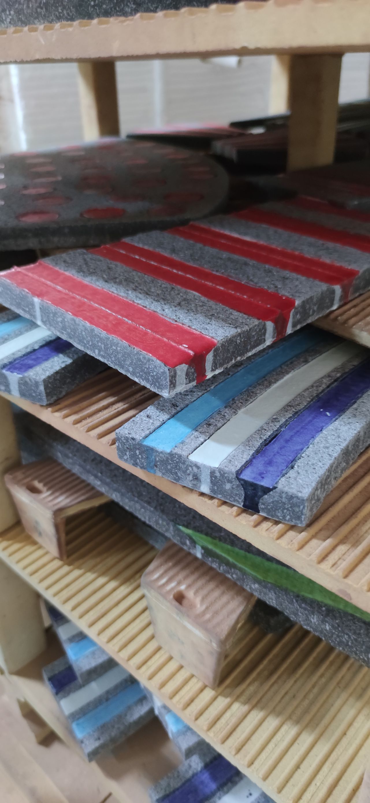 Uno scaffale pieno di tante piastrelle di colori diversi.